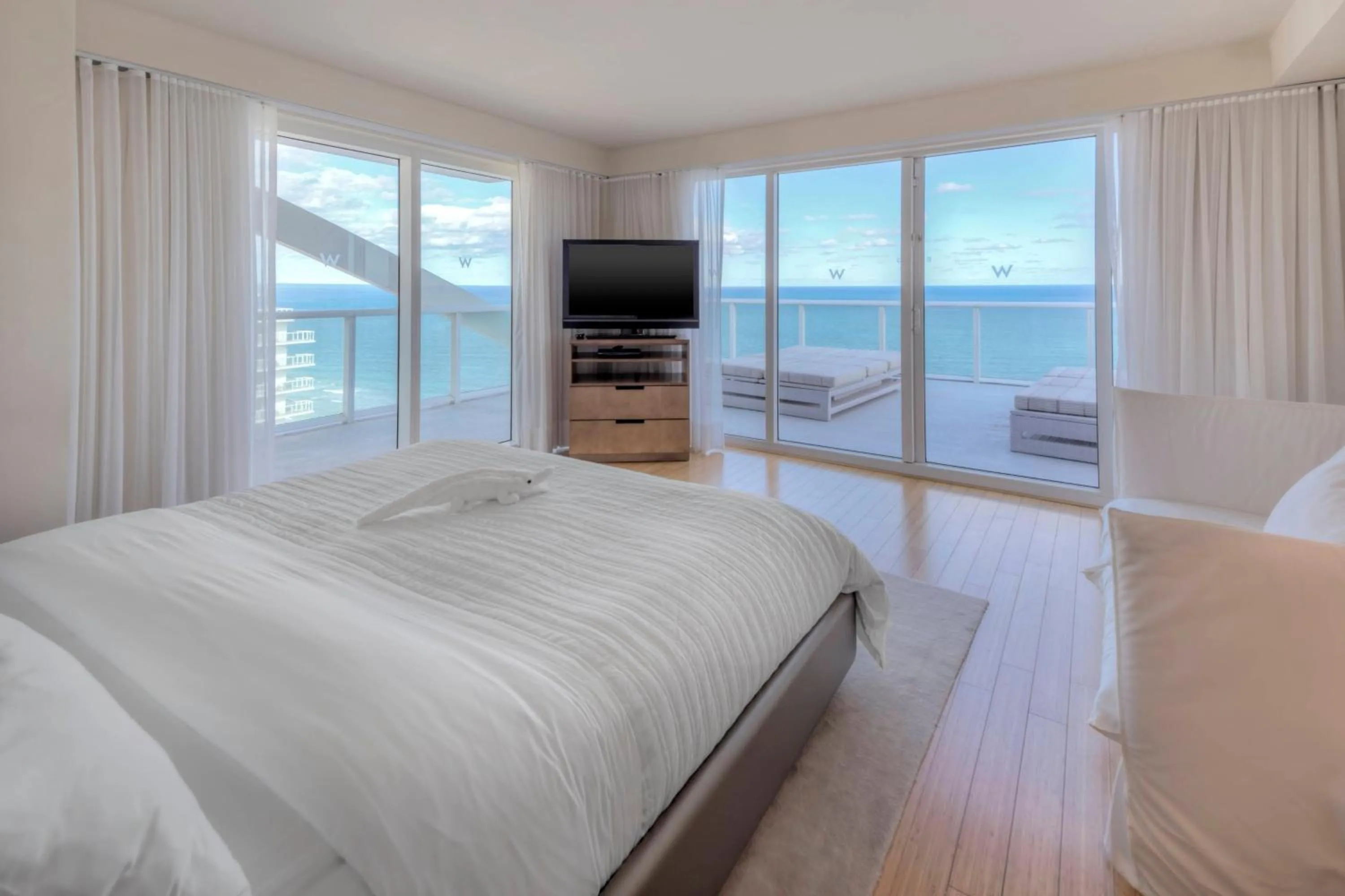 Bedroom, Bed in W Fort Lauderdale