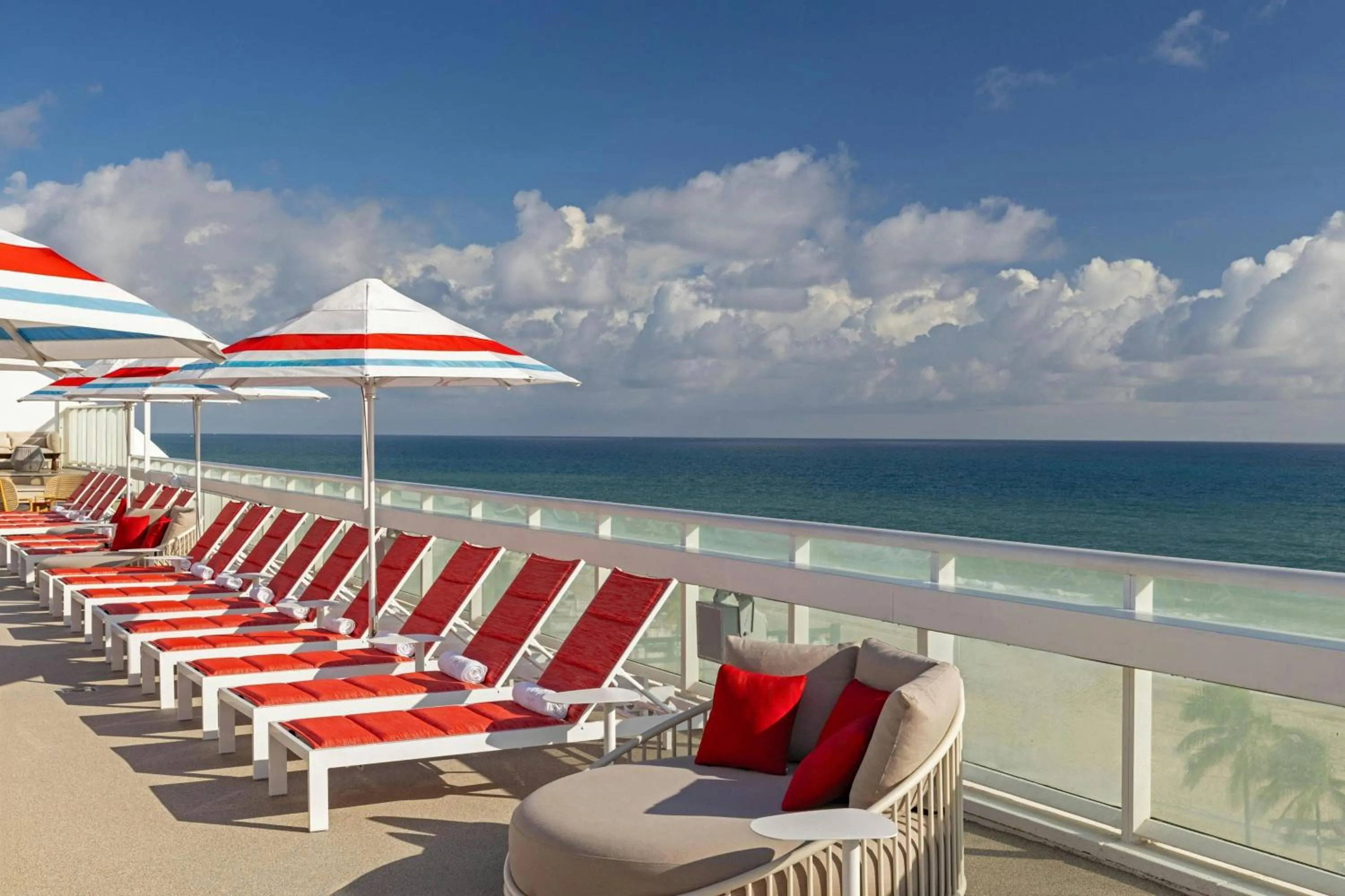 Lounge or bar in W Fort Lauderdale