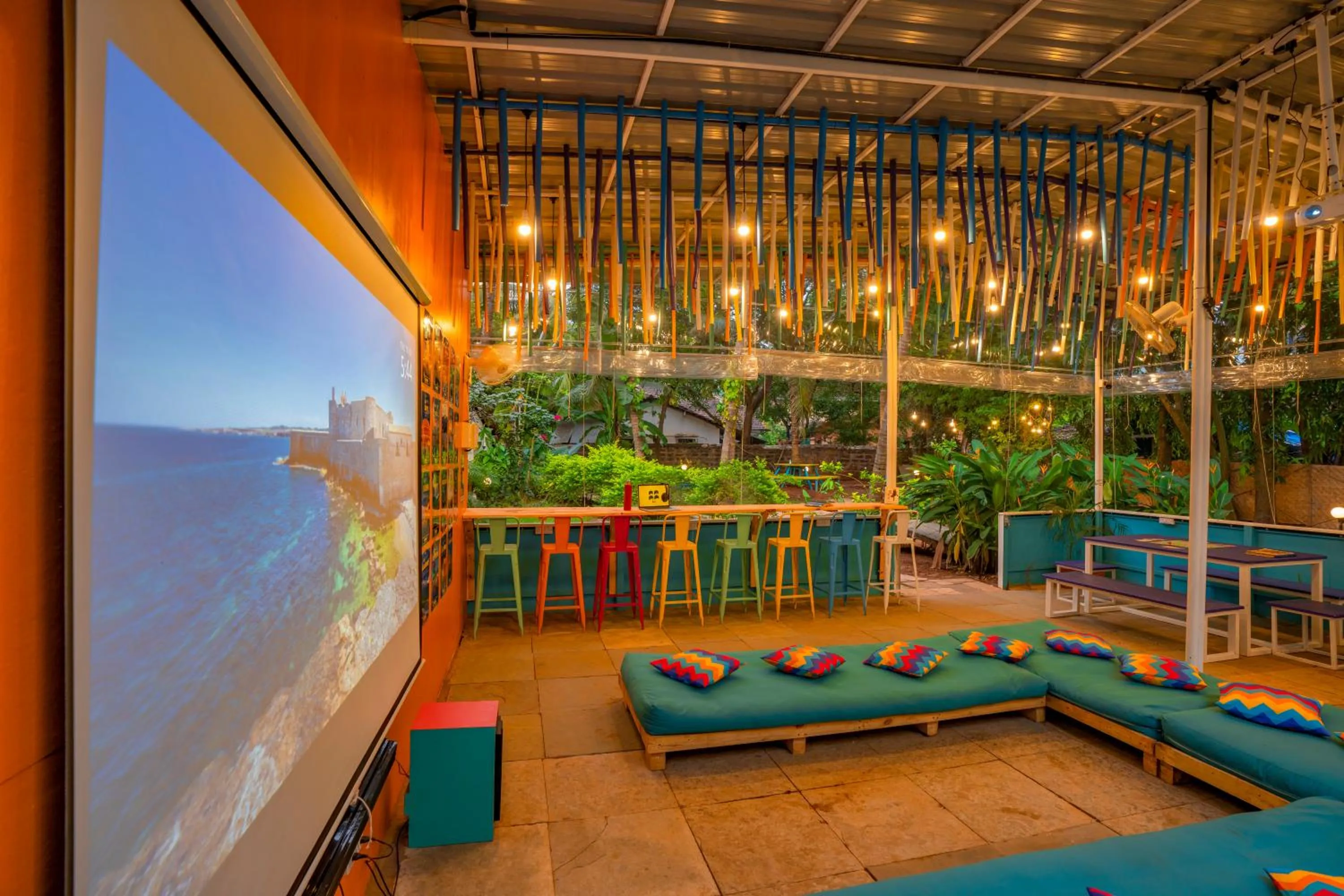 Communal lounge/ TV room in goSTOPS Lite Goa, Calangute