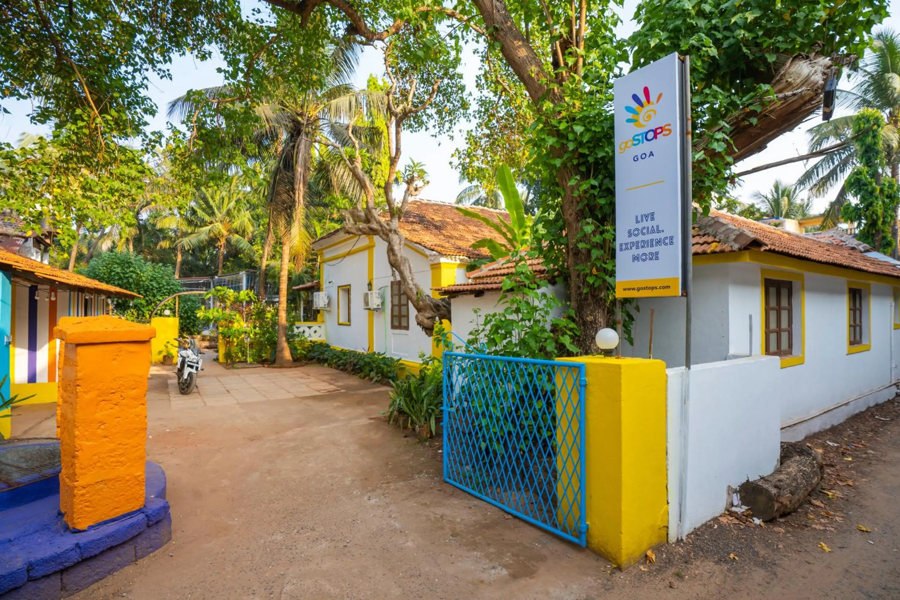 Facade/entrance in goSTOPS Lite Goa, Calangute