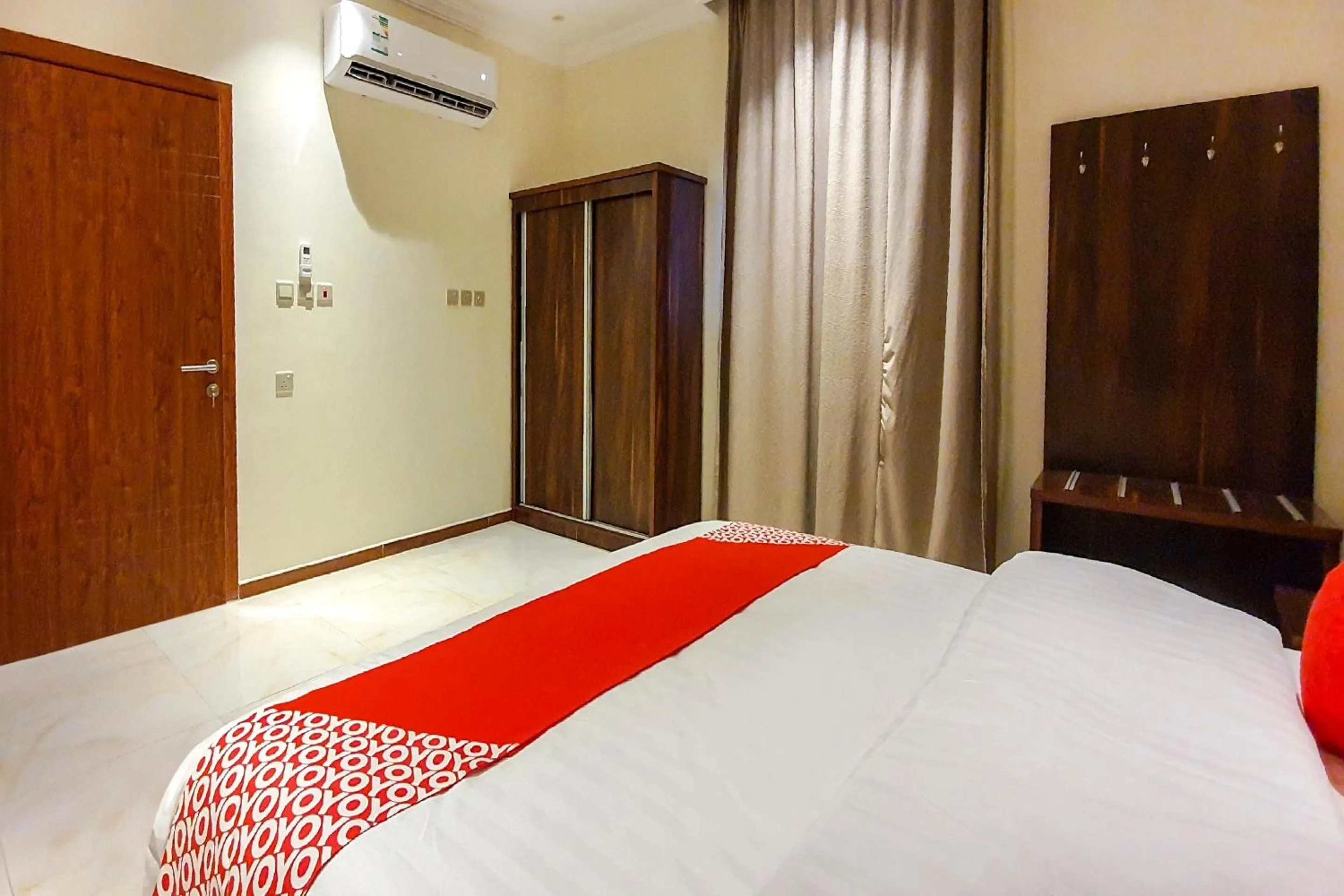 Bedroom, Bed in Al Tamayoz Al Raqi - Hiraa