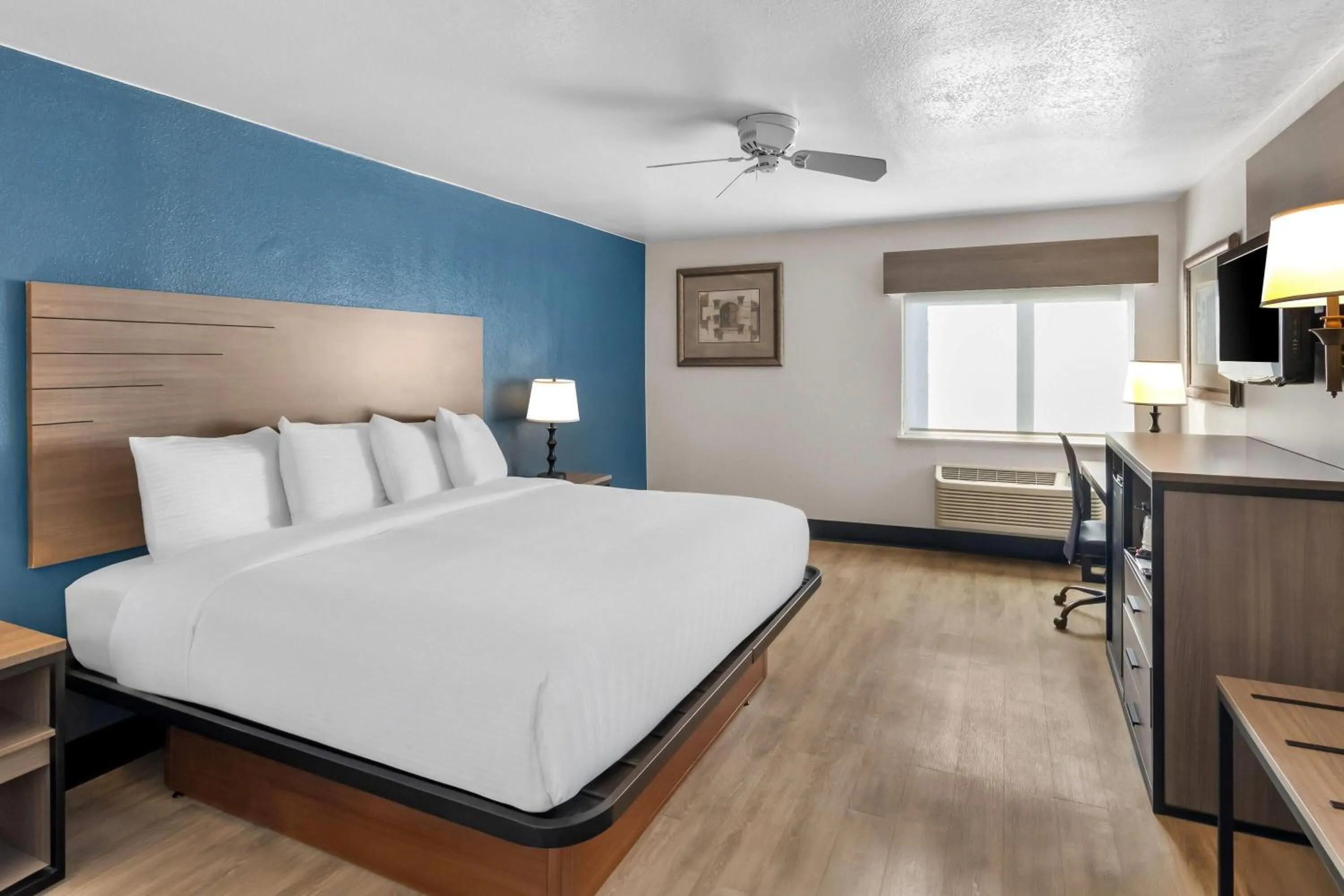 Photo of the whole room, Bed in Baymont by Wyndham Arlington At Six Flags Dr