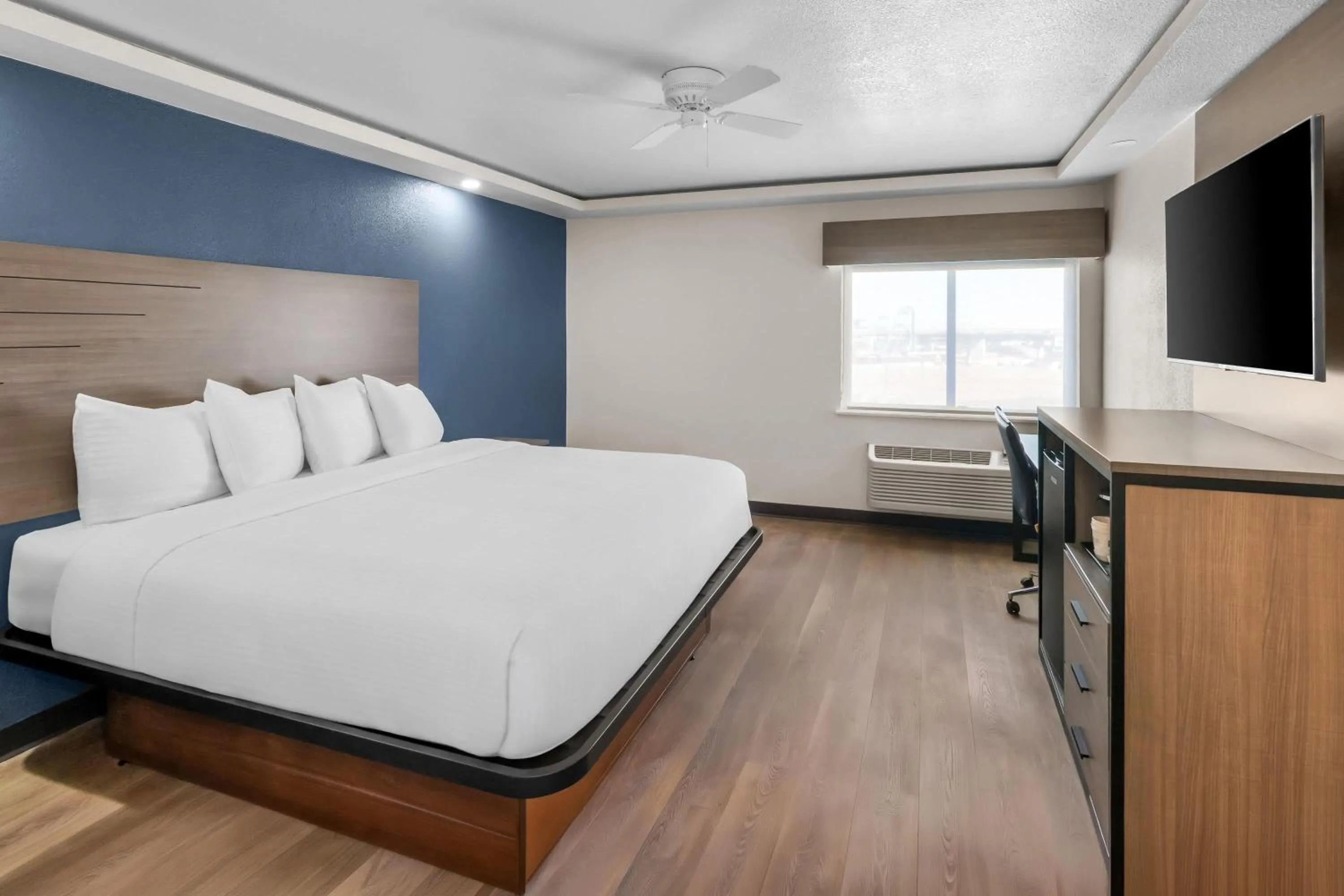 Bed in Baymont by Wyndham Arlington At Six Flags Dr