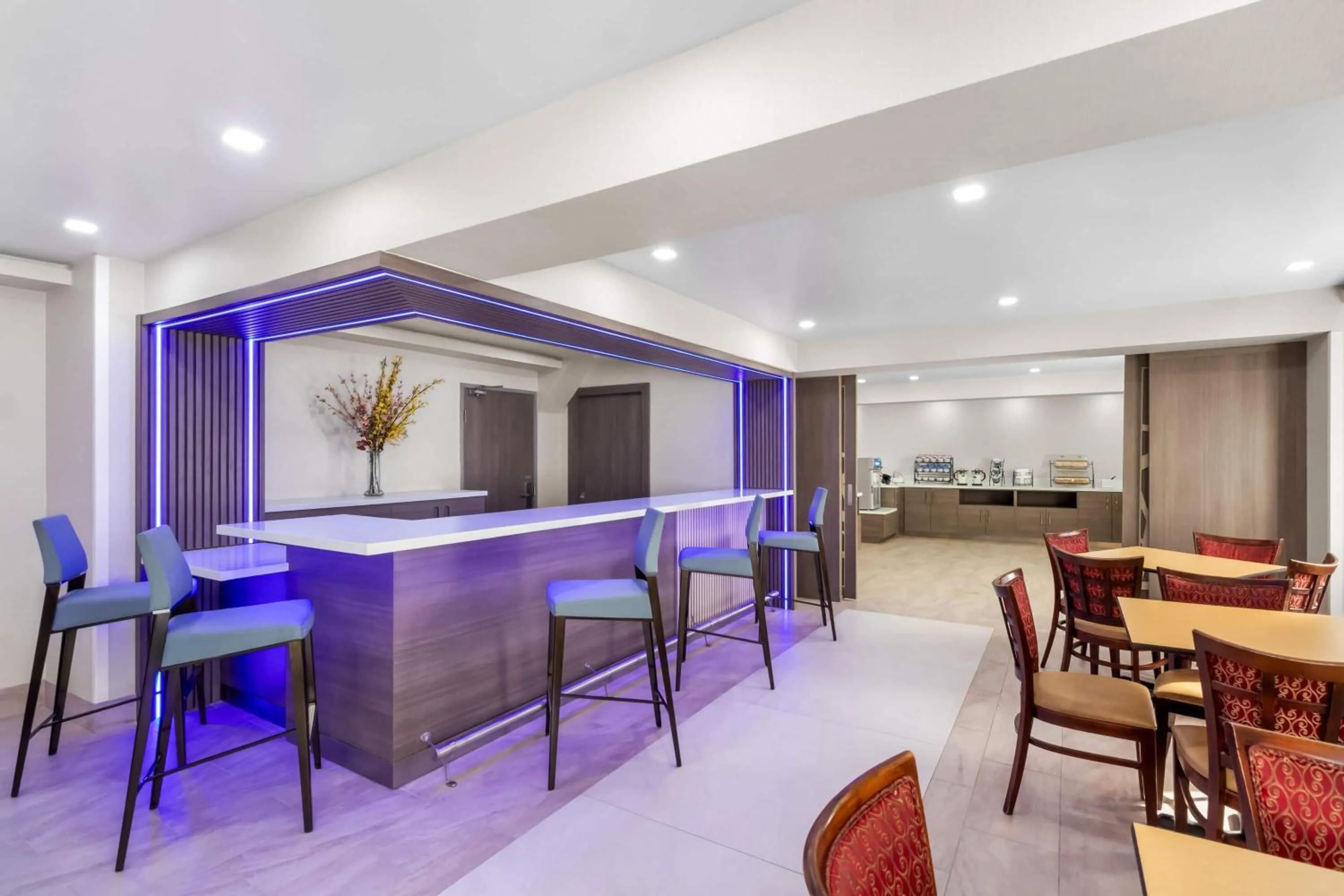 Lounge or bar in Baymont by Wyndham Arlington At Six Flags Dr