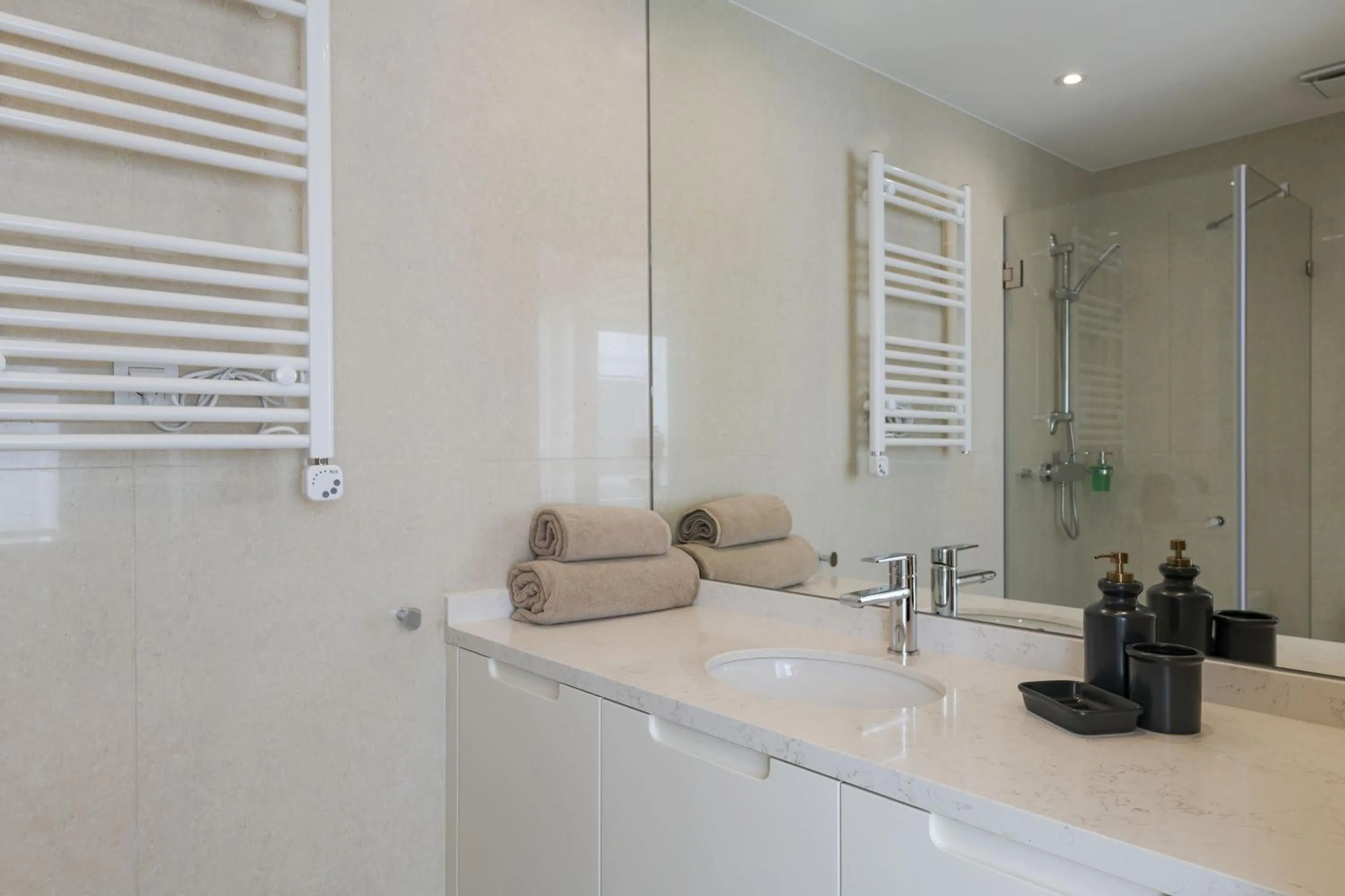 Bathroom in Peixeira Studios and Apartments