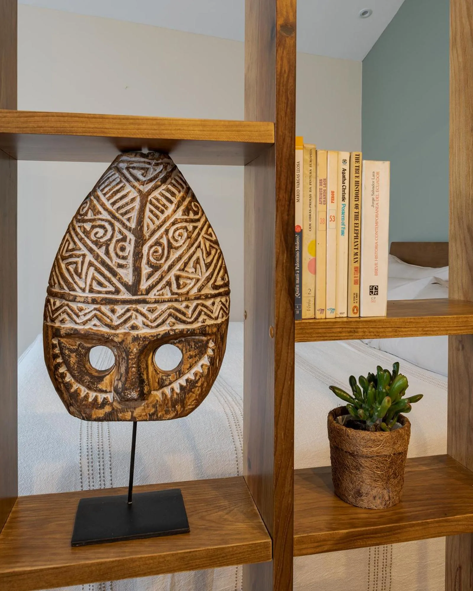 Decorative detail in Peixeira Studios and Apartments