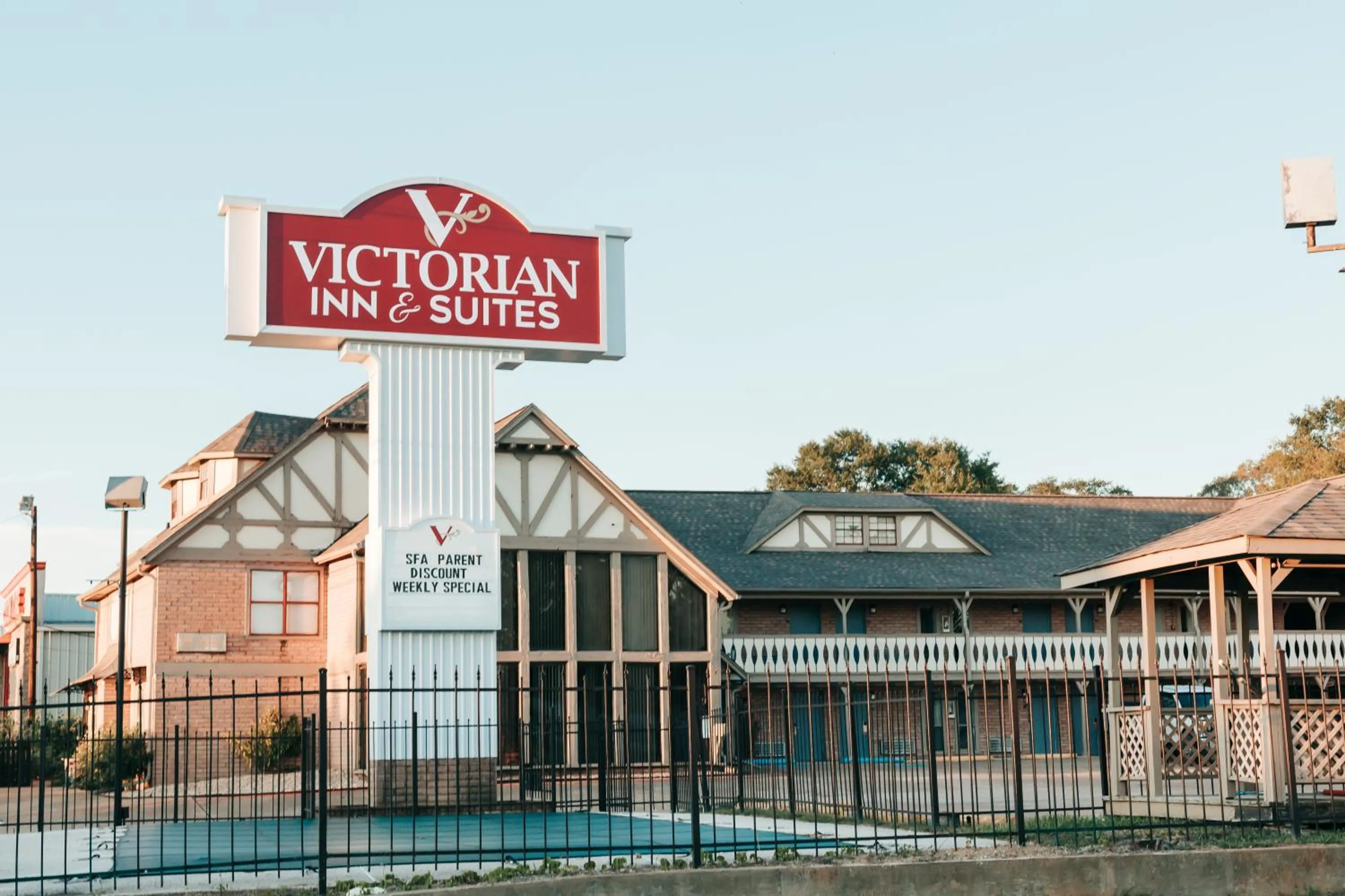Property building in Victorian Inn & Suites