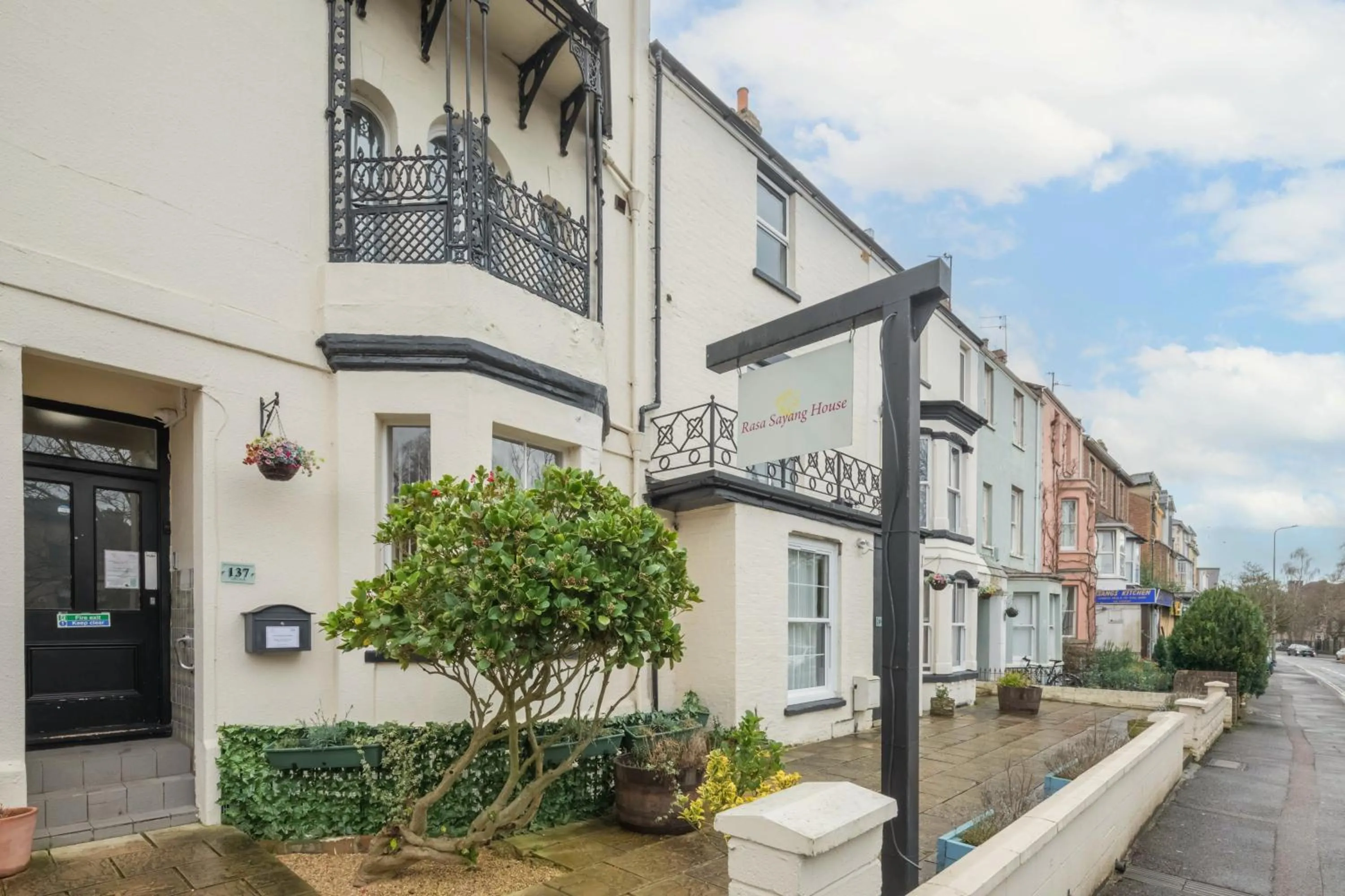 Property building in Rasa Sayang House - Self-check-in guesthouse