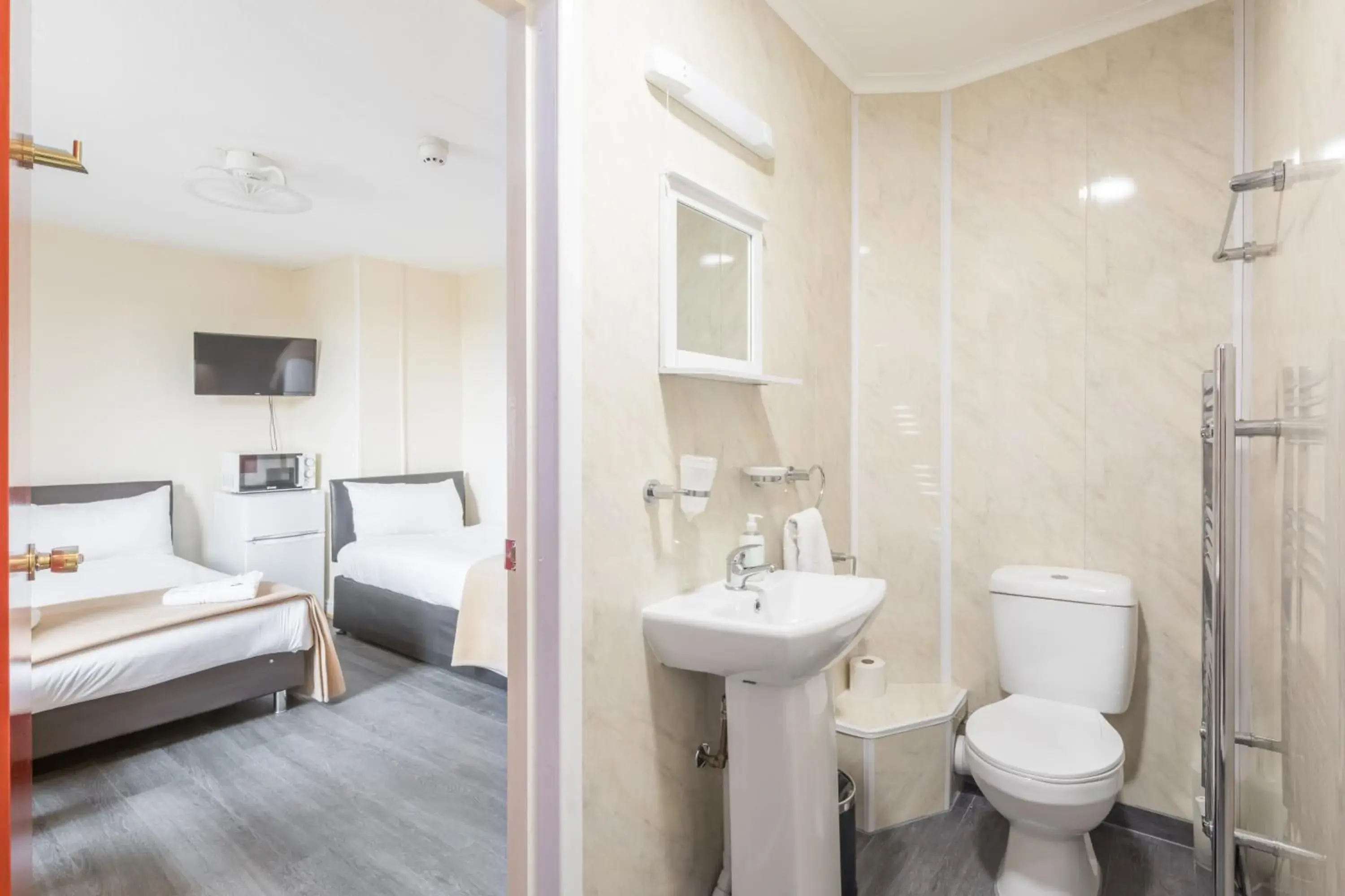 Budget Double or Twin Room in Rasa Sayang House - Self-check-in guesthouse Budget Double or Twin Room in Rasa Sayang House - Self-check-in guesthouse