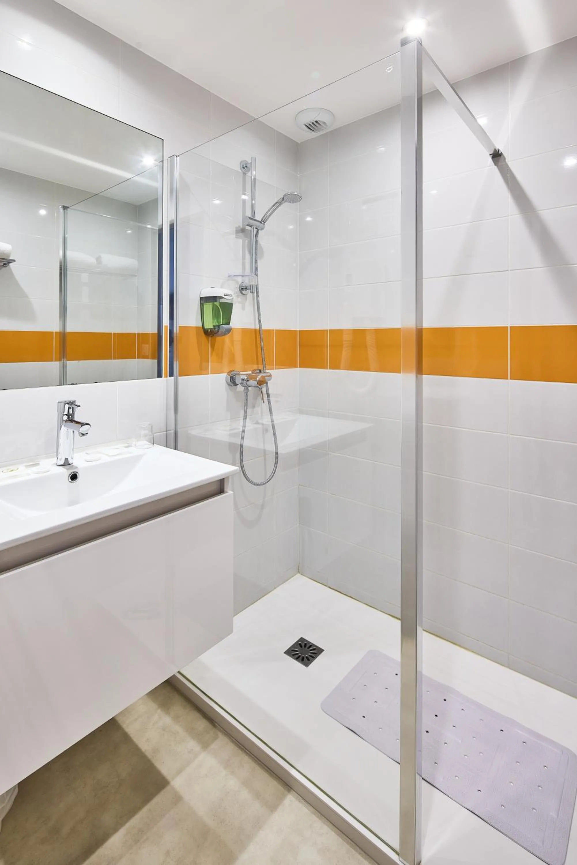 Bathroom in Hôtel Saint Laurent