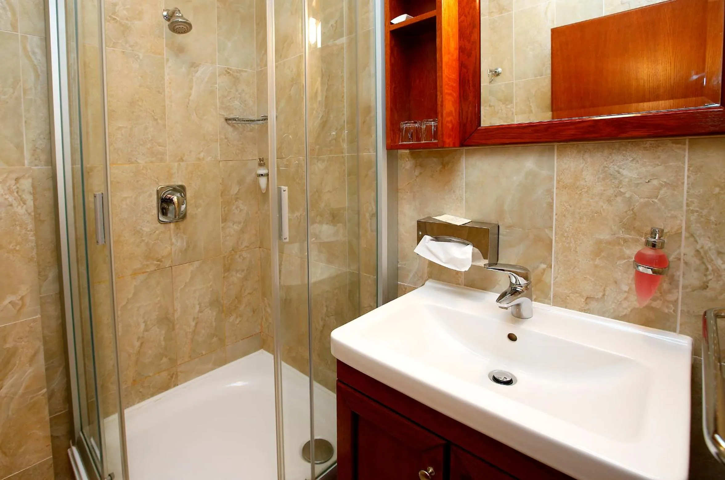 Shower in Hotel Ködmön