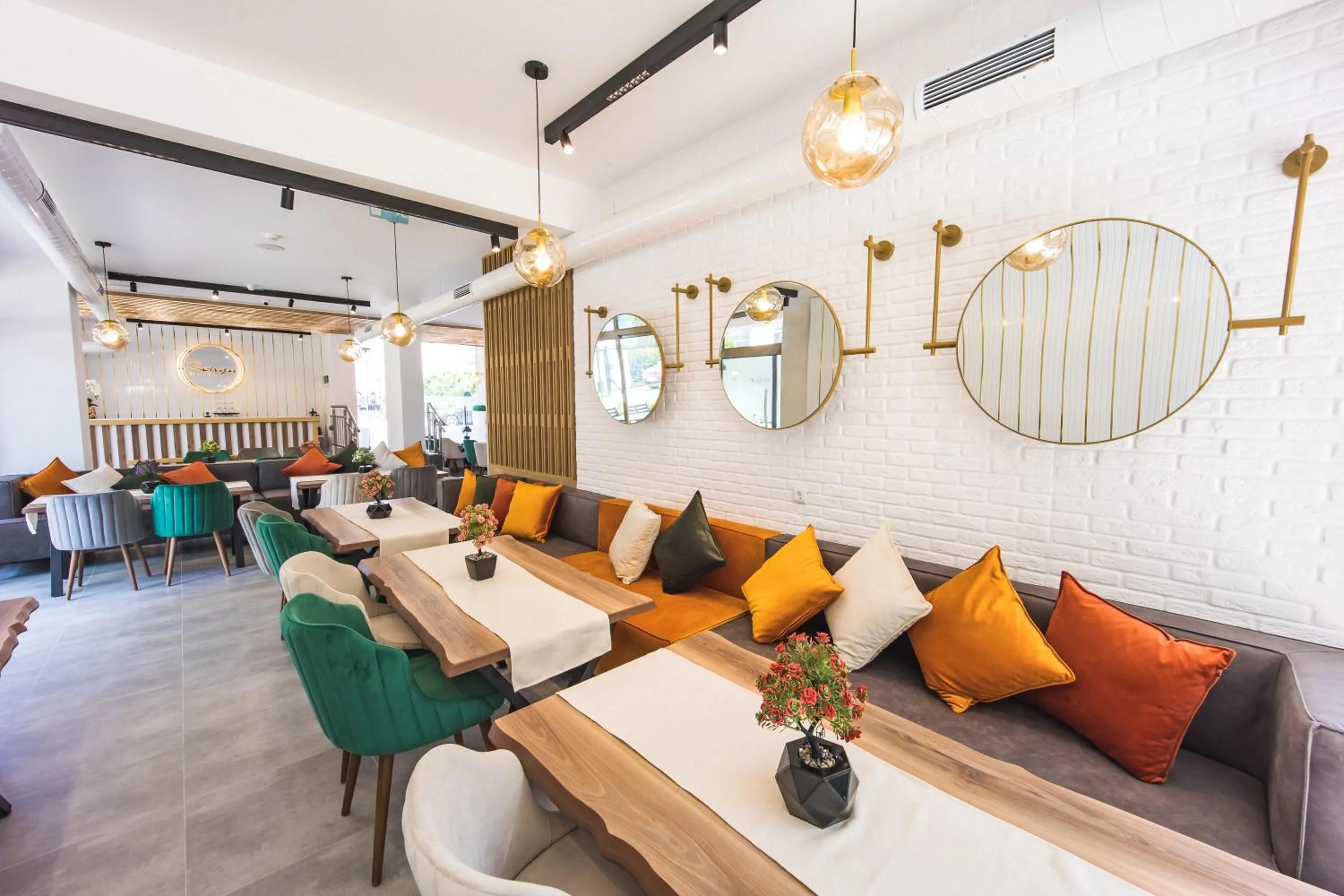 Restaurant/places to eat in Hotel Zonya