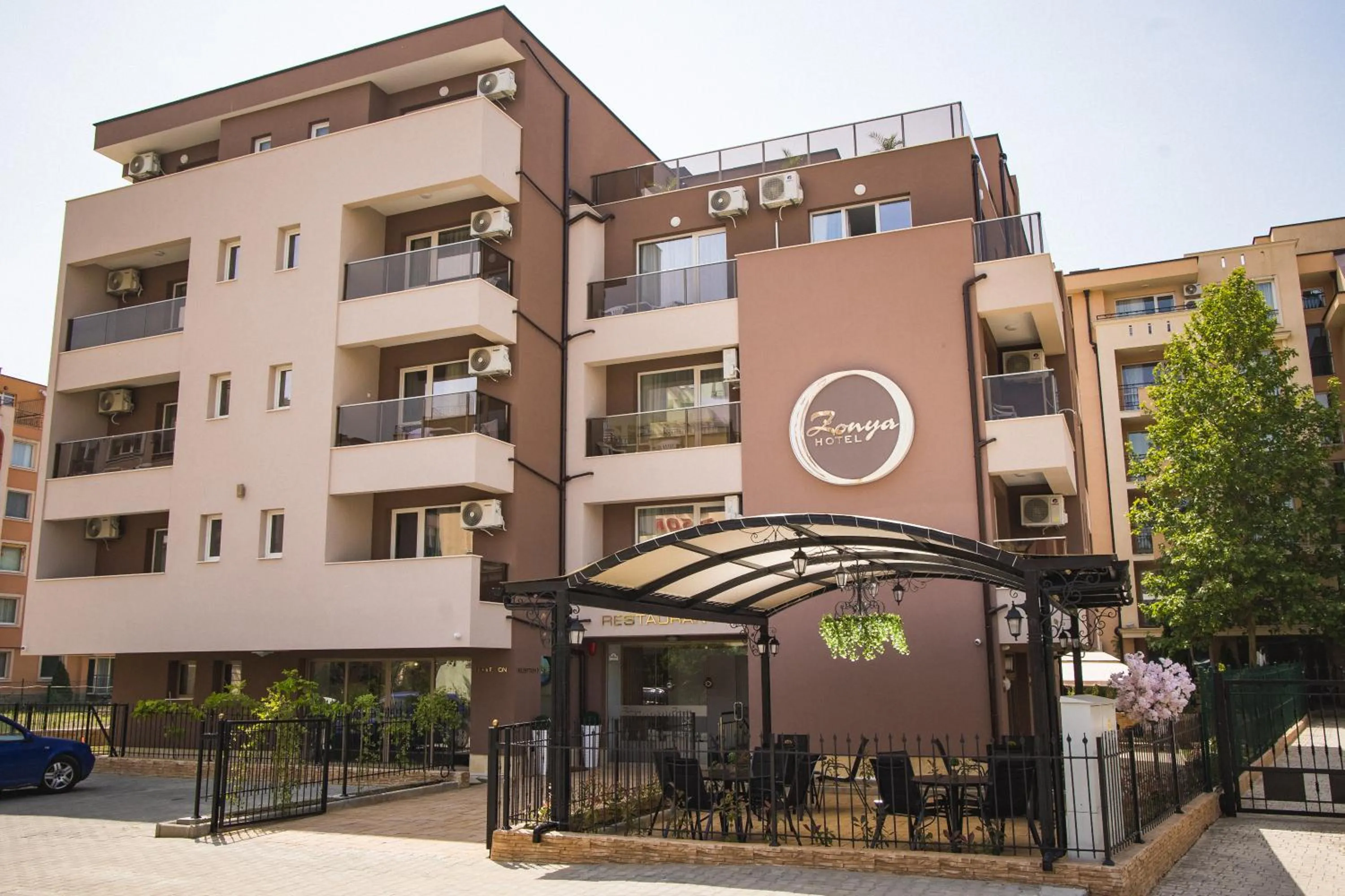Property building in Hotel Zonya