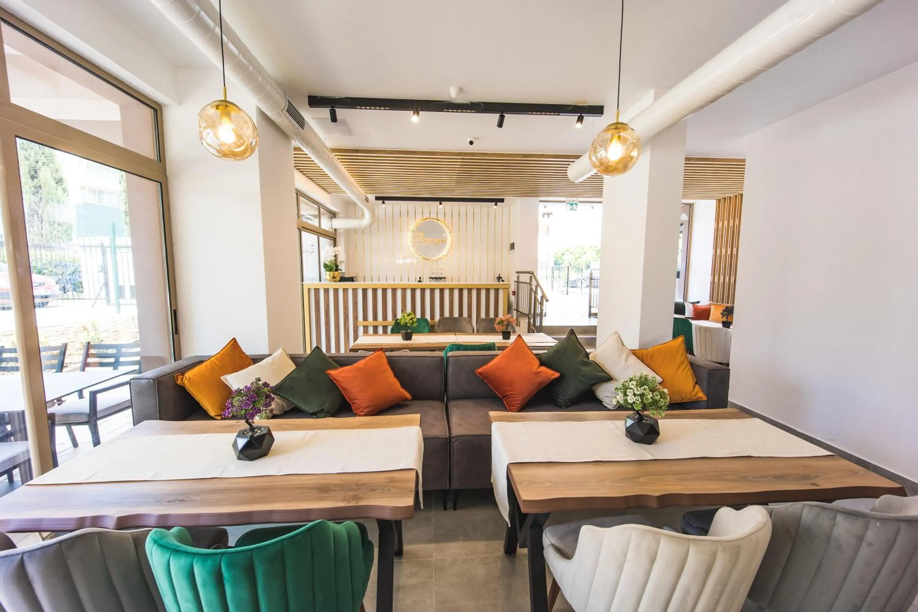 Restaurant/places to eat in Hotel Zonya