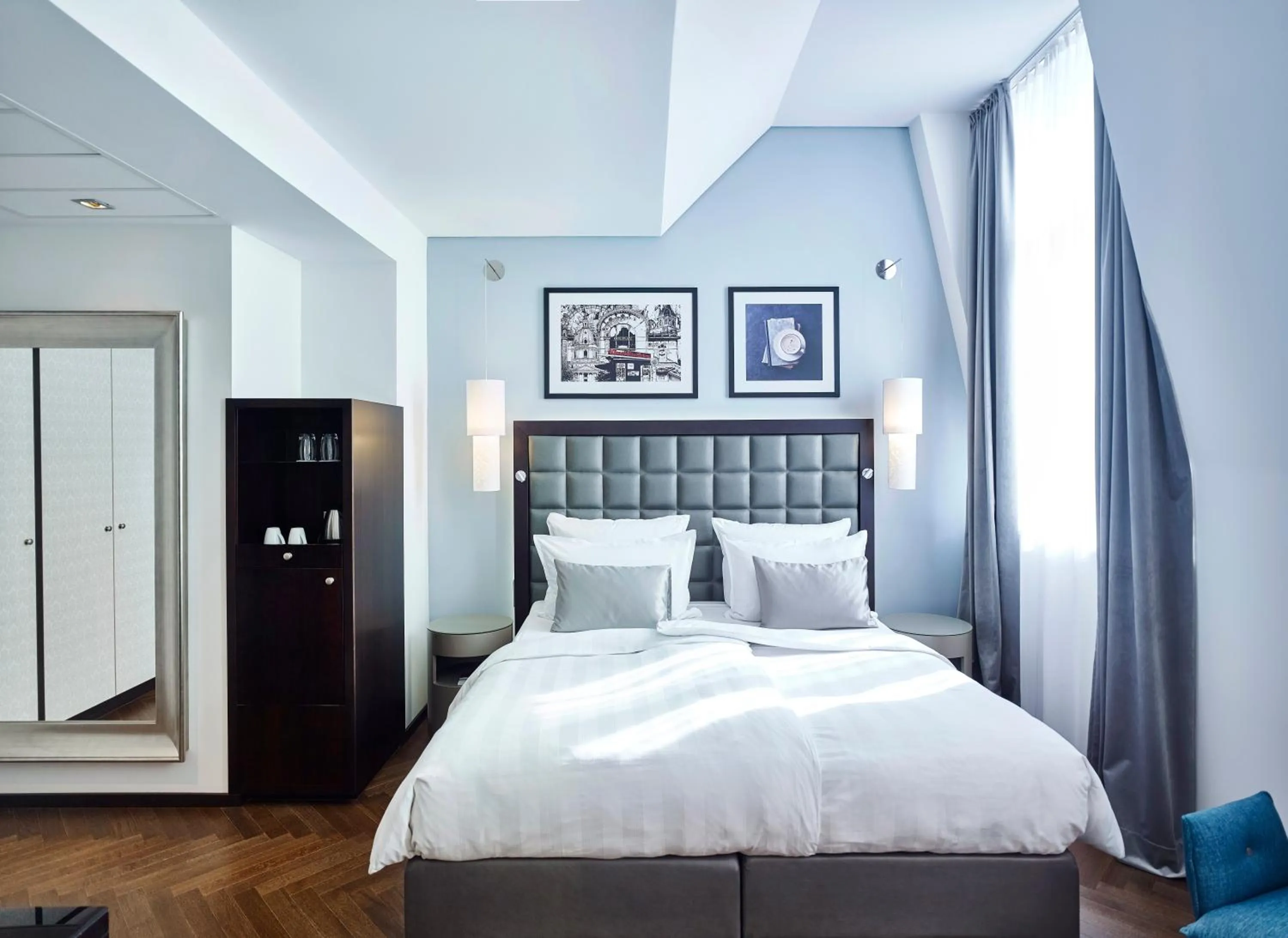 Photo of the whole room, Bed in Steigenberger Hotel Herrenhof