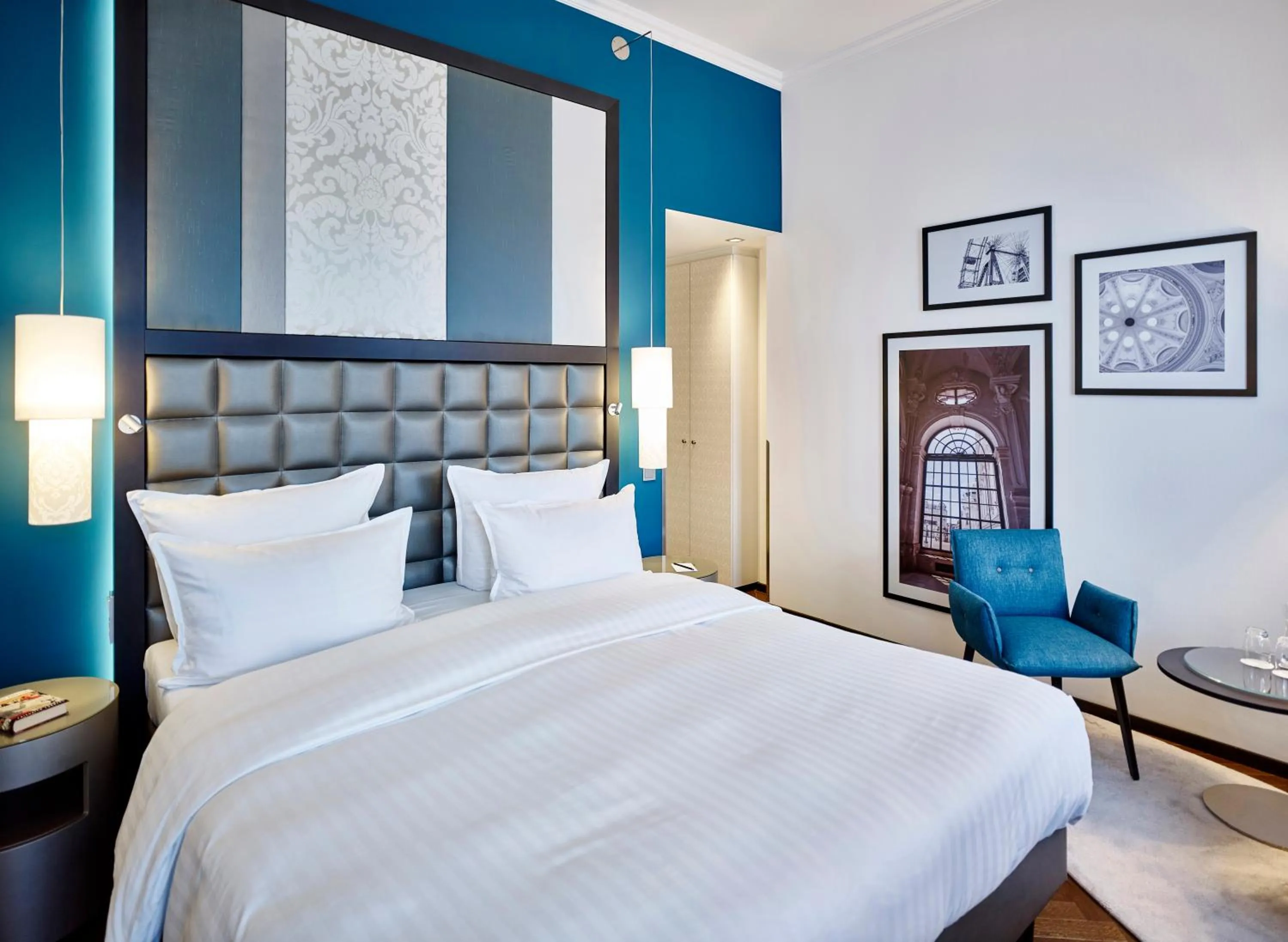 Photo of the whole room, Bed in Steigenberger Hotel Herrenhof