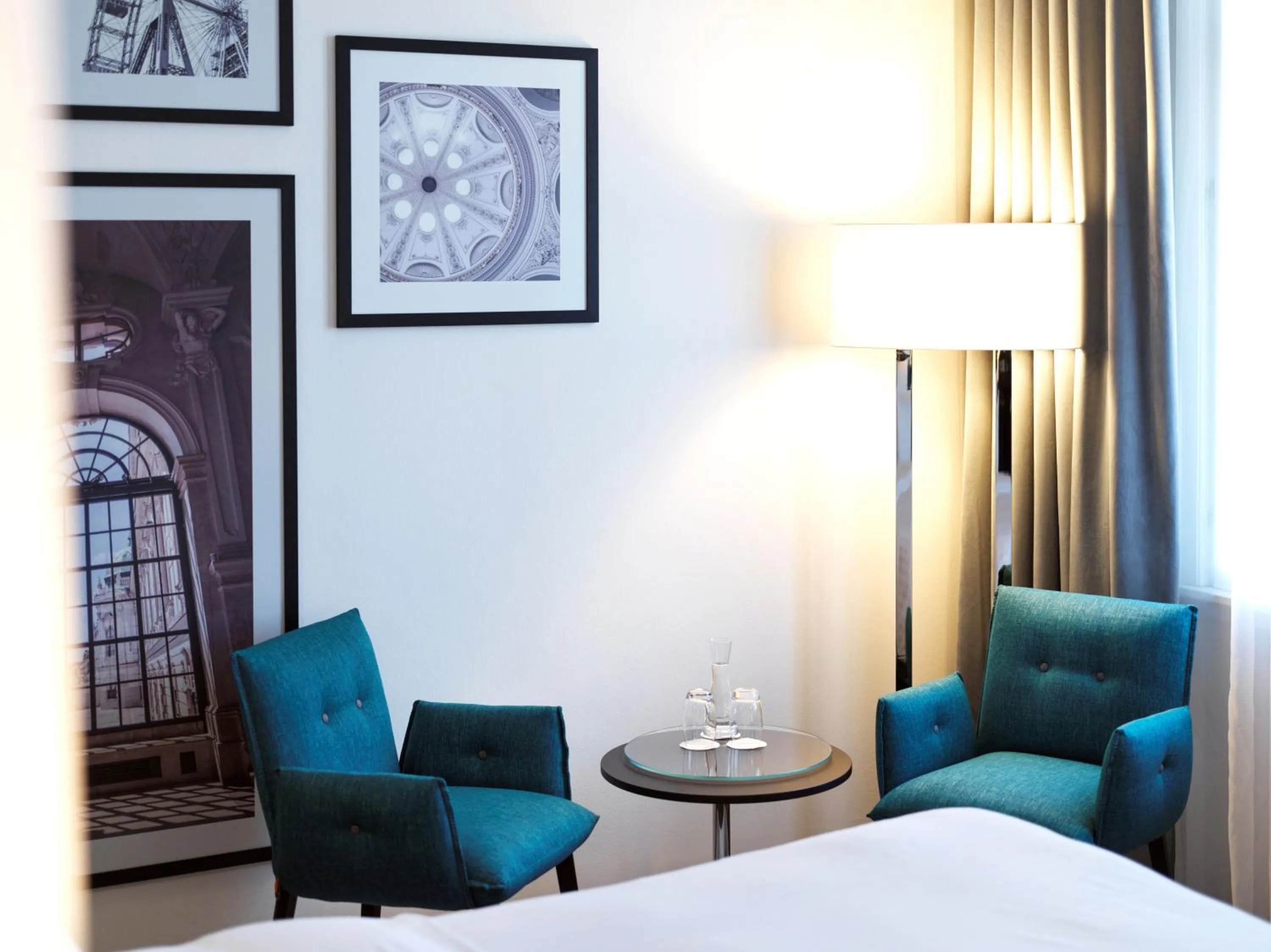 Seating area, Bed in Steigenberger Hotel Herrenhof