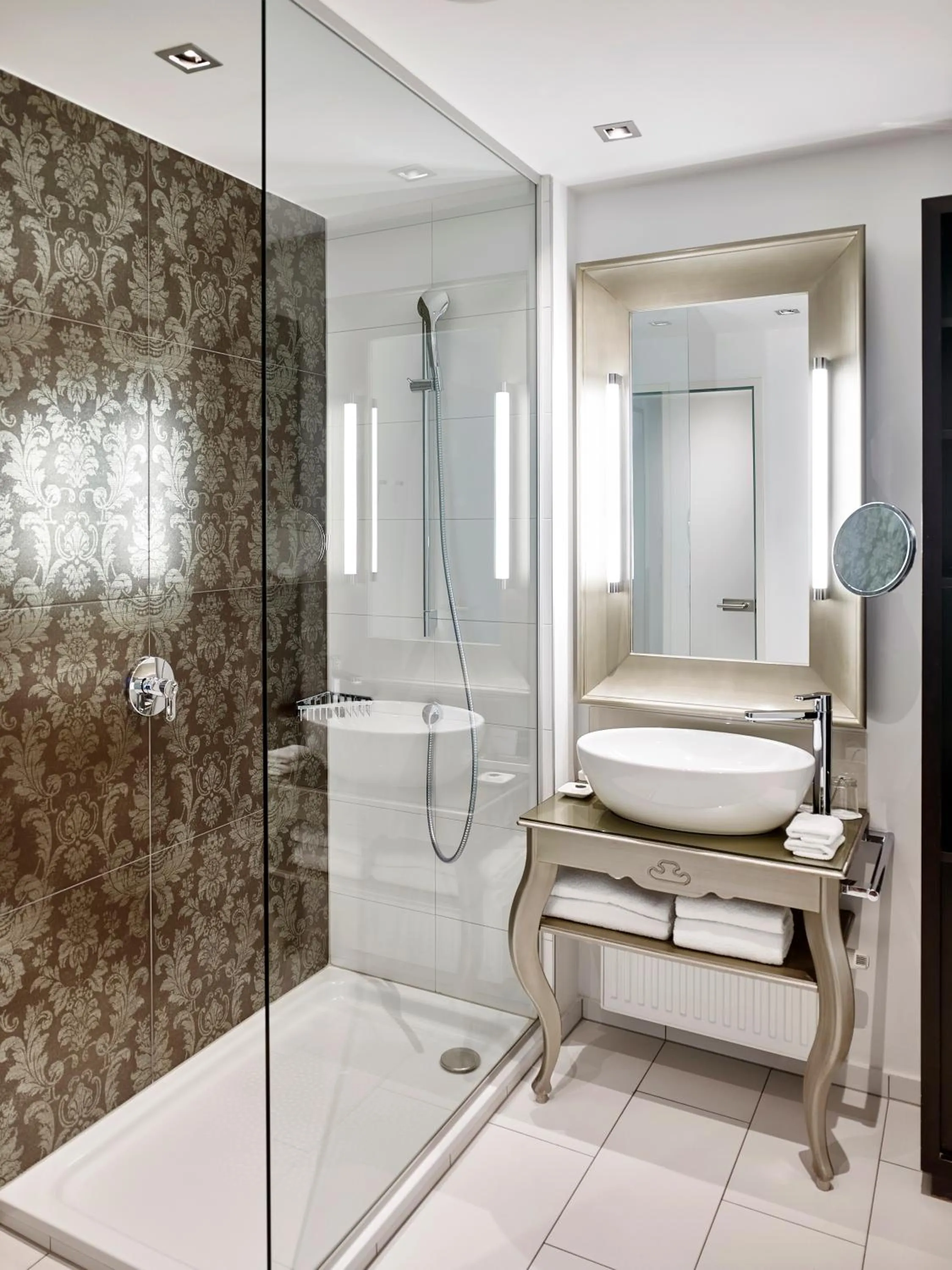 Bathroom in Steigenberger Hotel Herrenhof