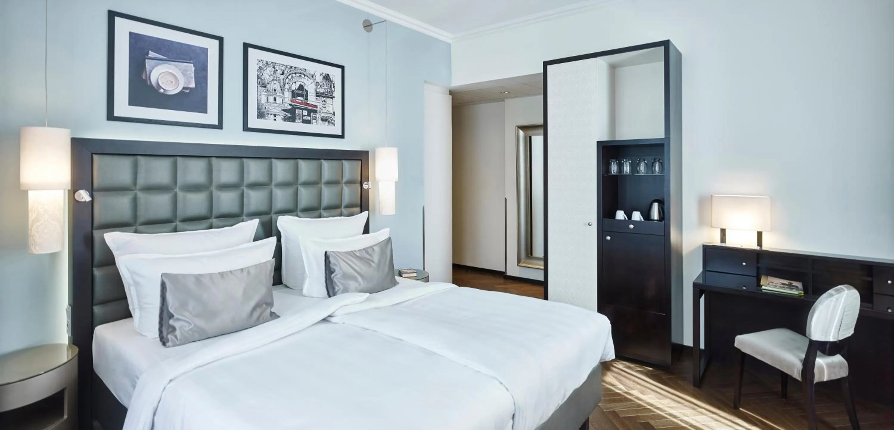 Photo of the whole room, Bed in Steigenberger Hotel Herrenhof