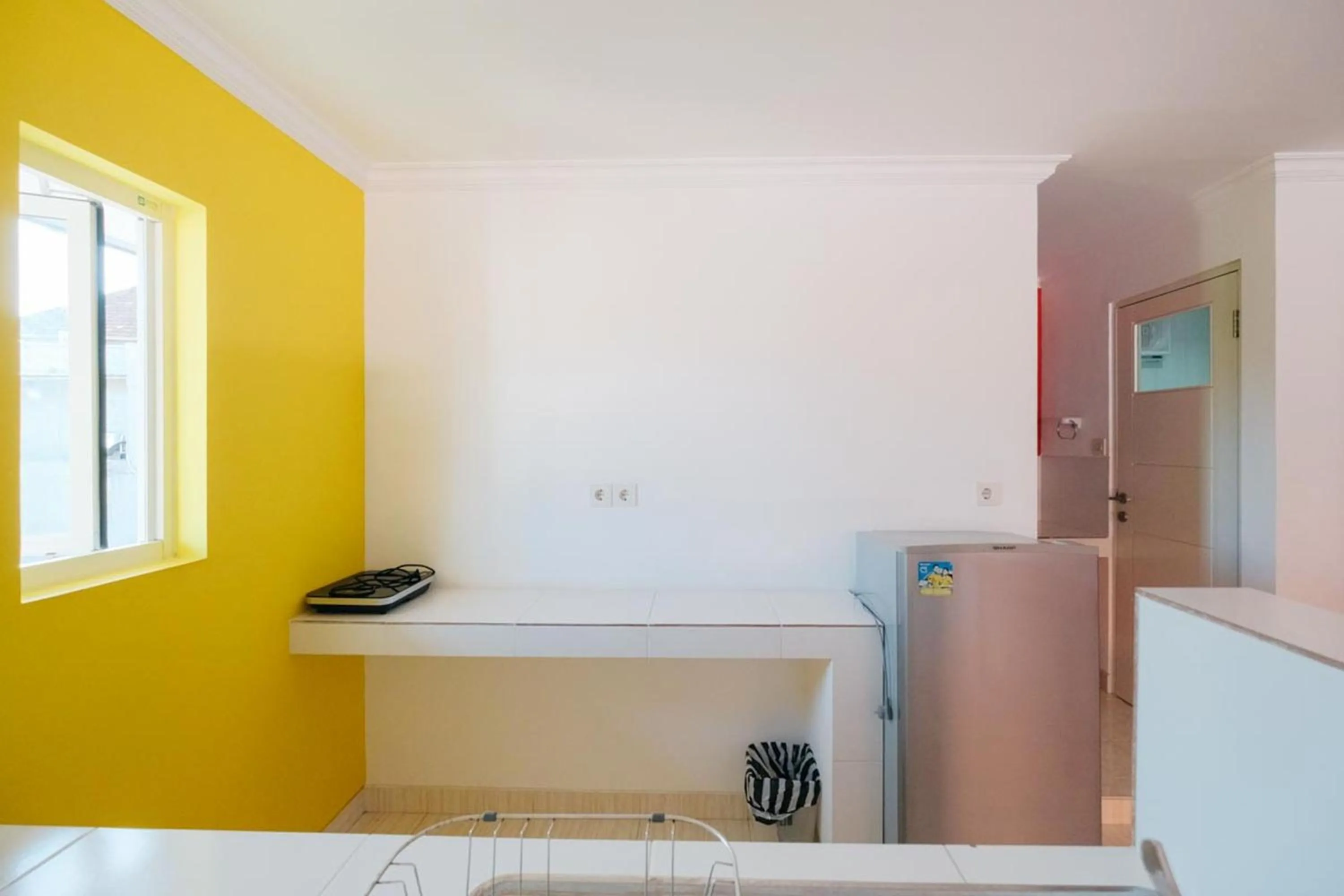 Kitchen or kitchenette in RedDoorz at Kawaii Apartment Jimbaran