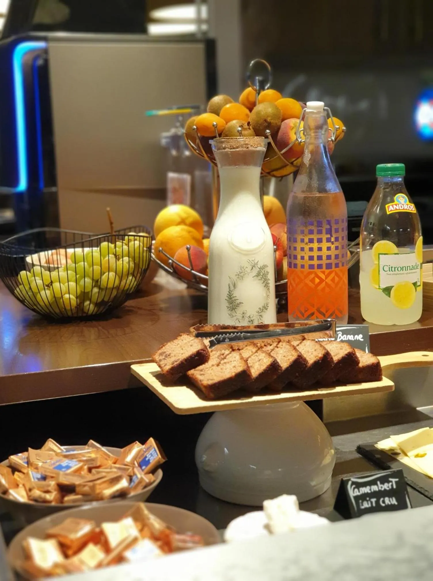 Food and drinks in Hôtel Inn Design Resto Novo Sablé