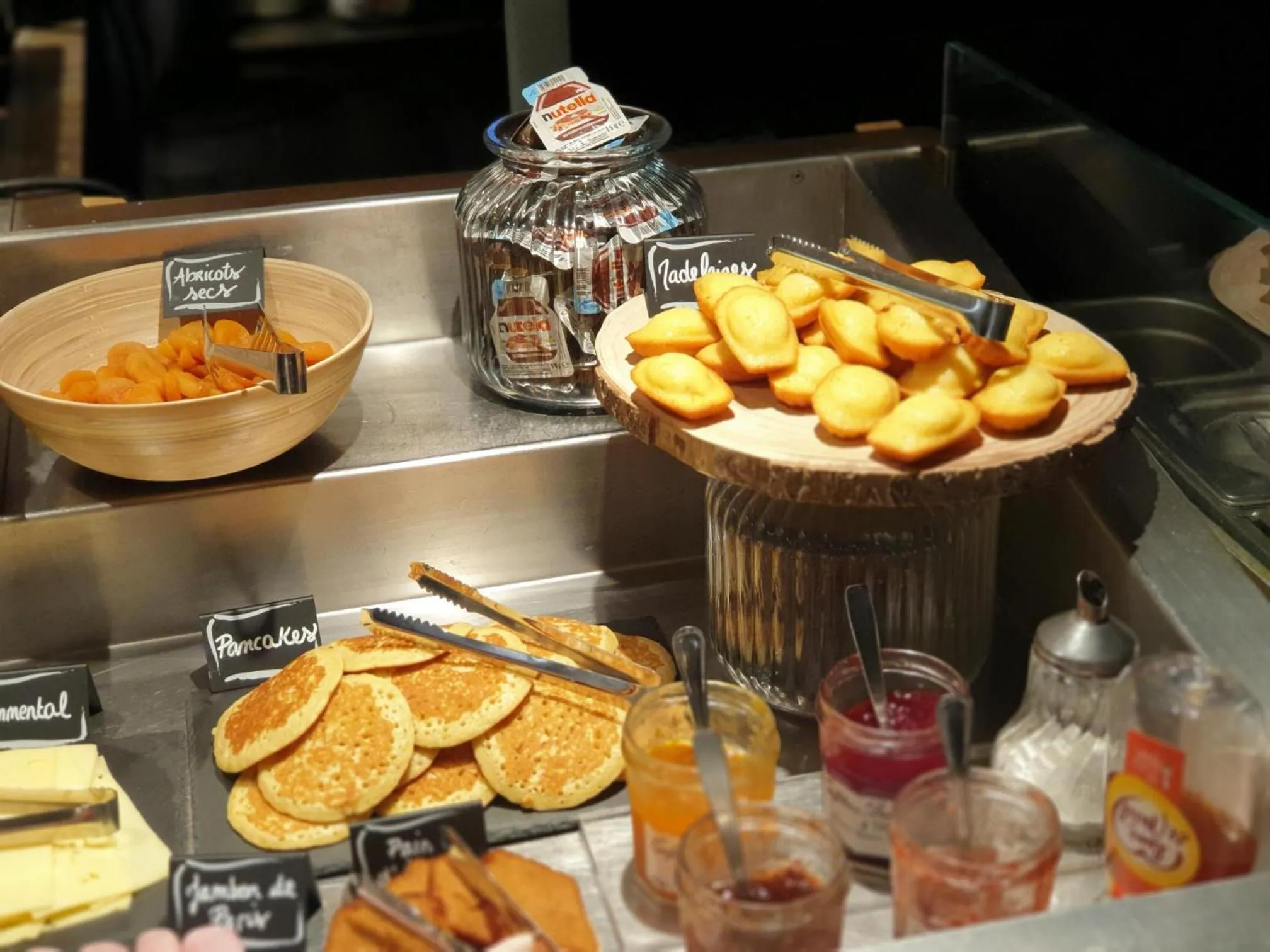 Food and drinks in Hôtel Inn Design Resto Novo Sablé