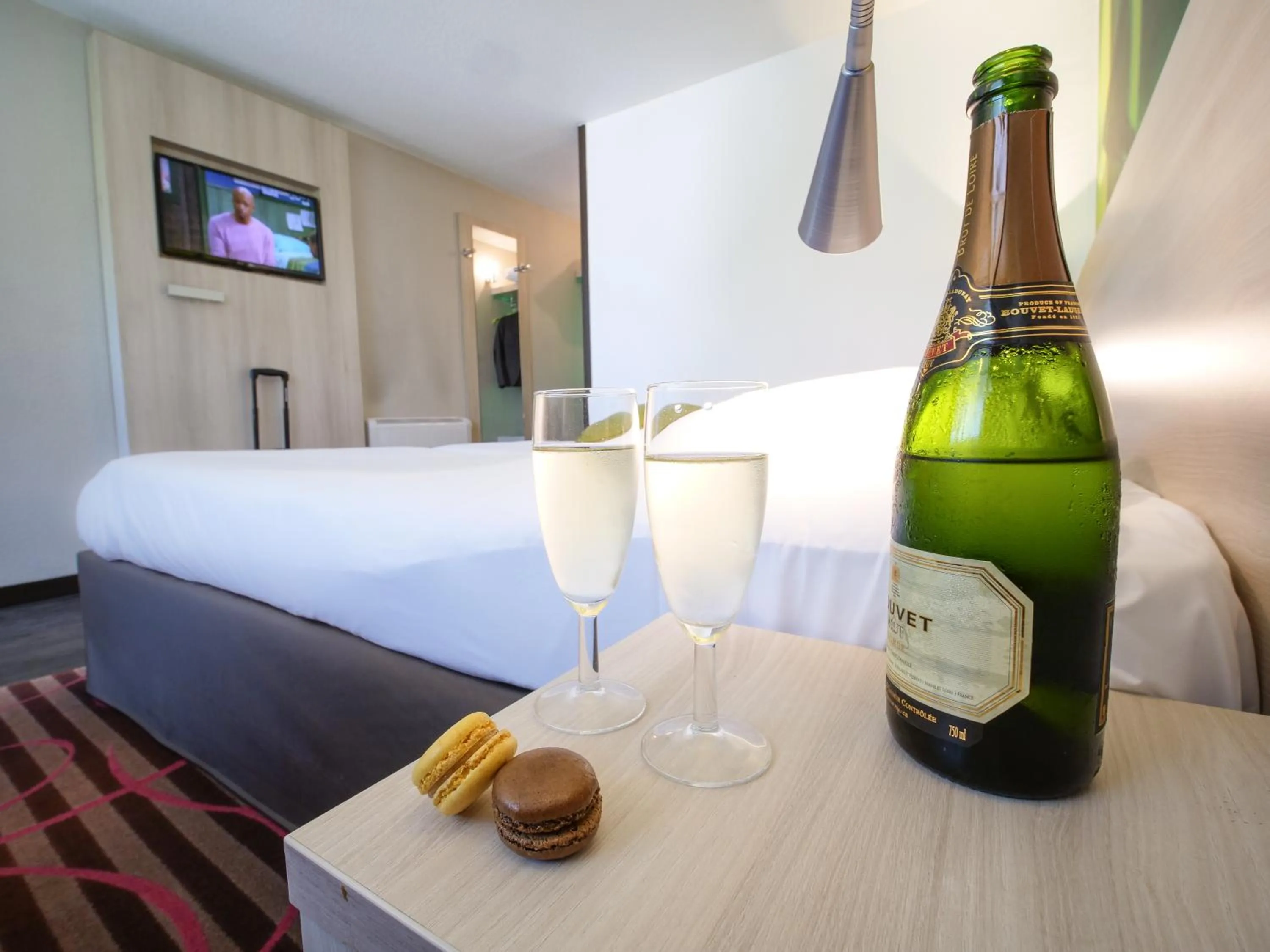 TV and multimedia, Bed in Hôtel Inn Design Resto Novo Sablé