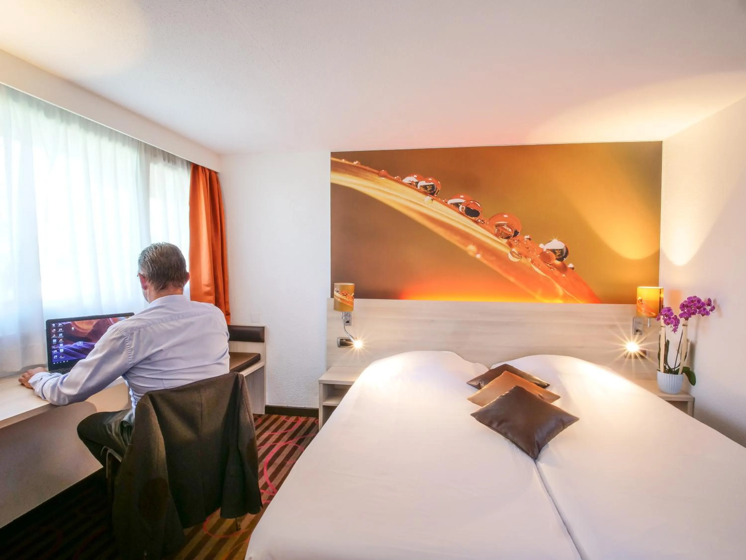 People, Bed in Hôtel Inn Design Resto Novo Sablé