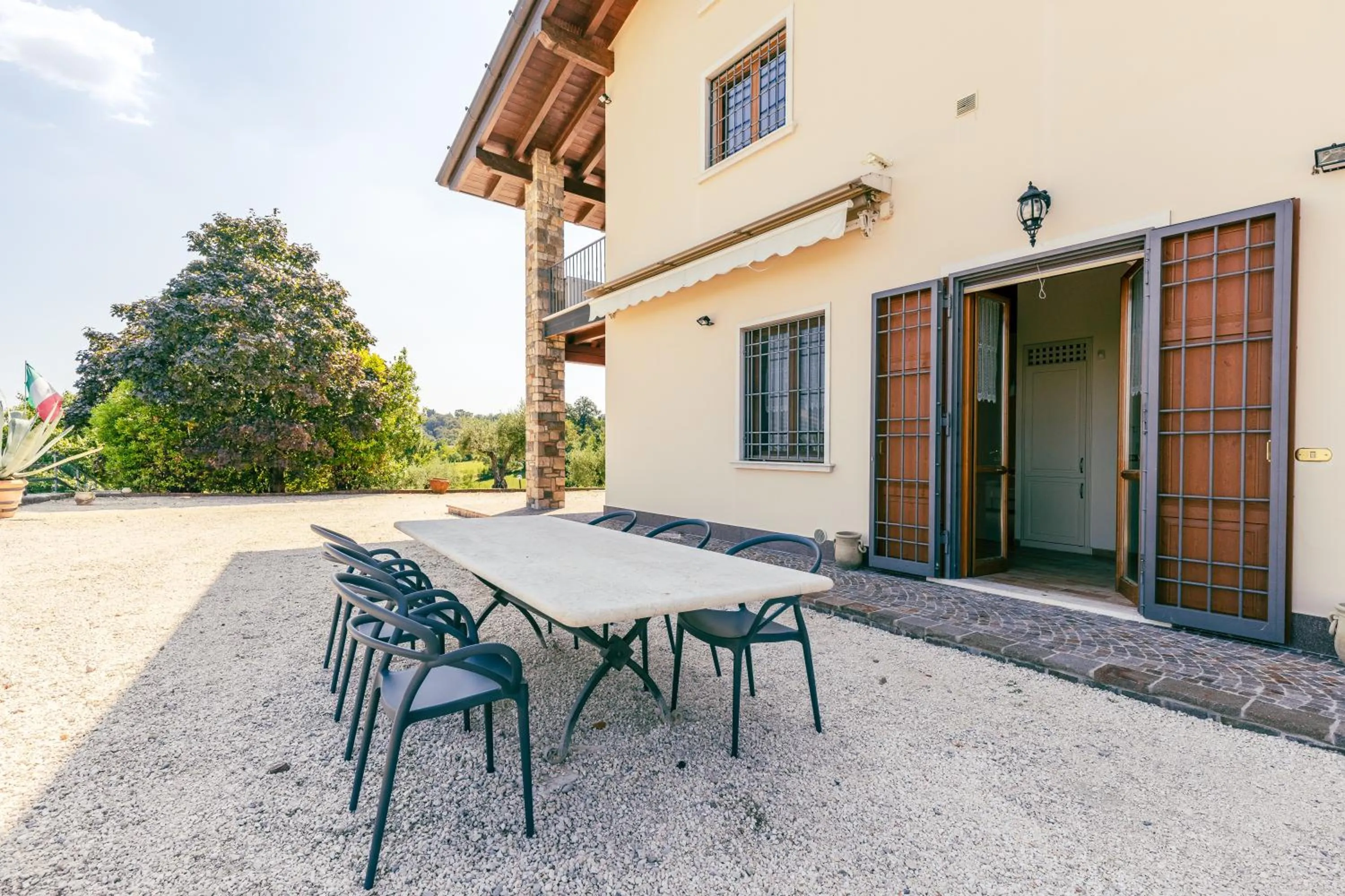 Patio in Il Casale Lonato - by Host4U