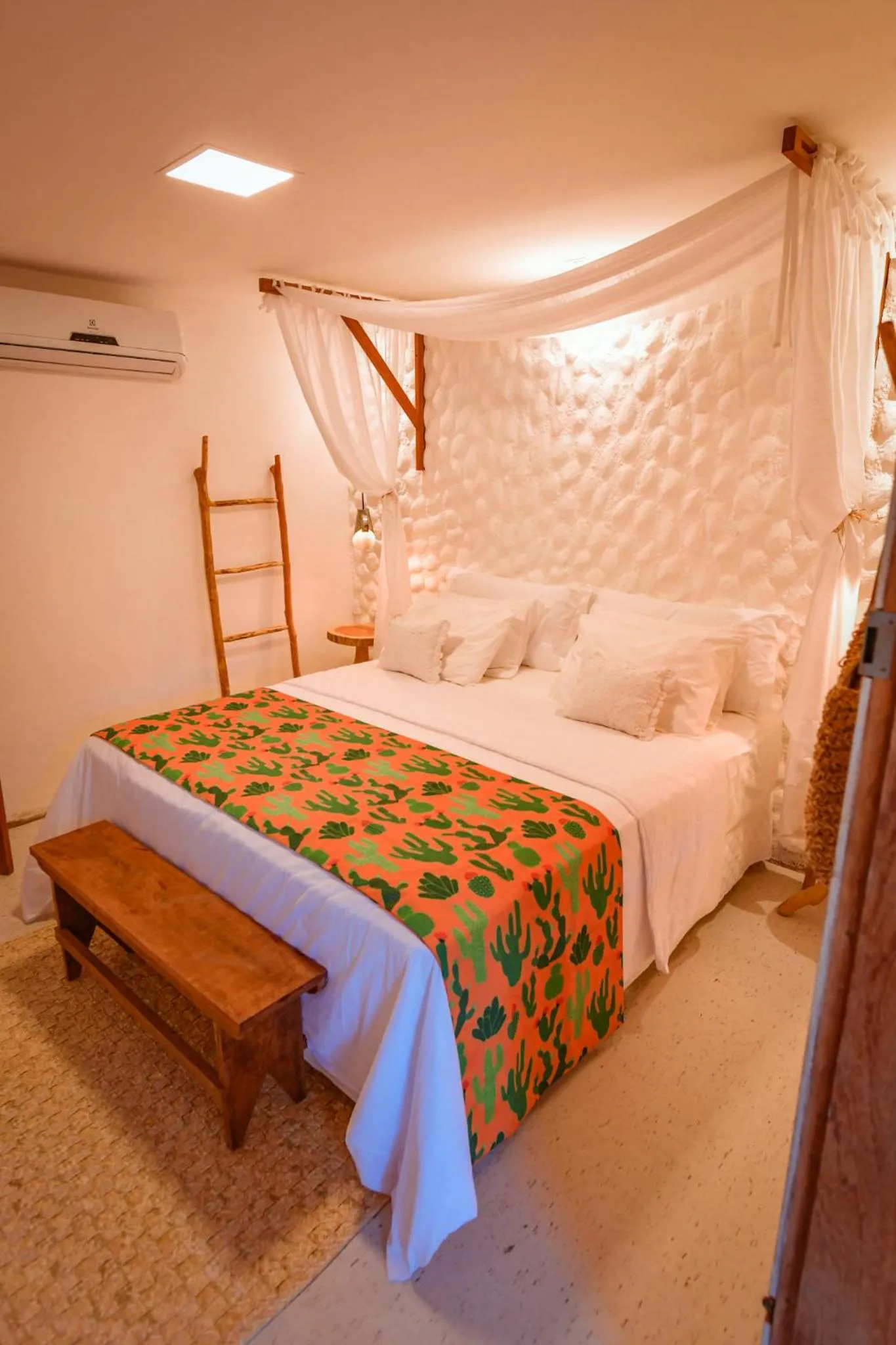 People, Bed in EcoCharme Pousada Netuno