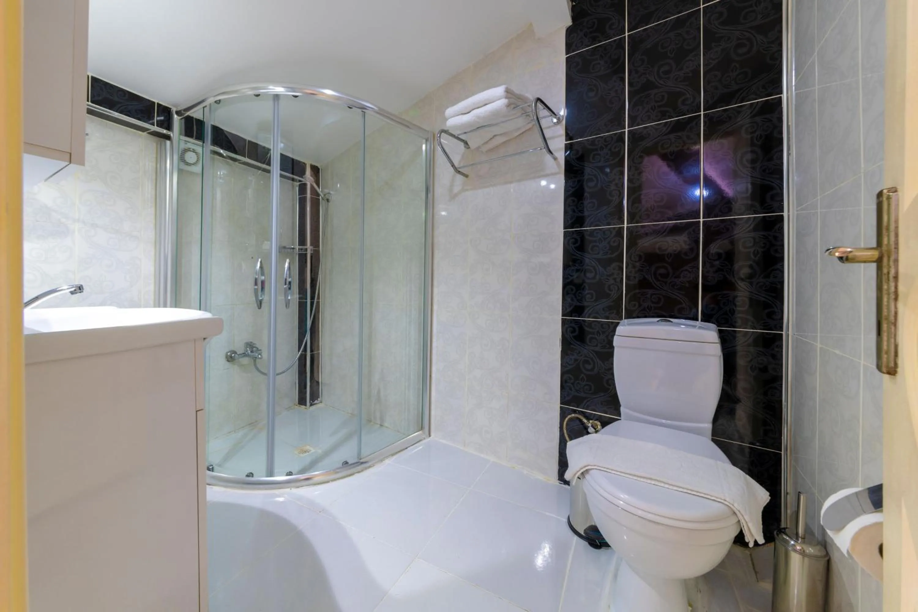Shower in Taksim City Suites