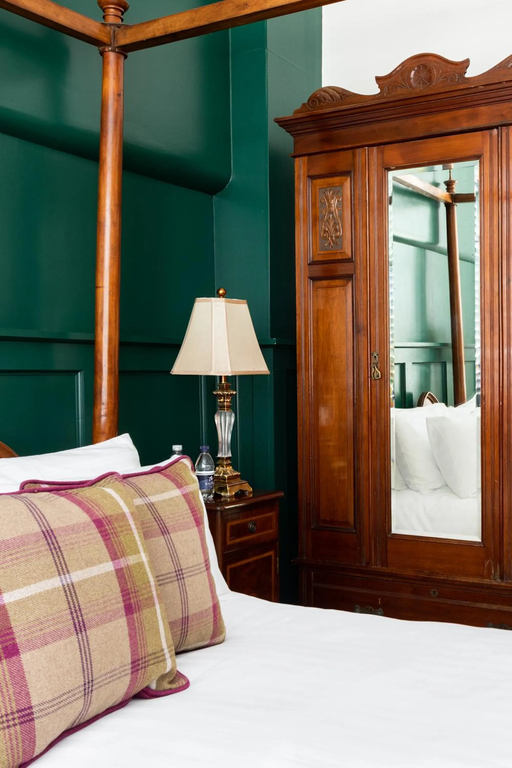 Bedroom, Bed in Staycations Maldon