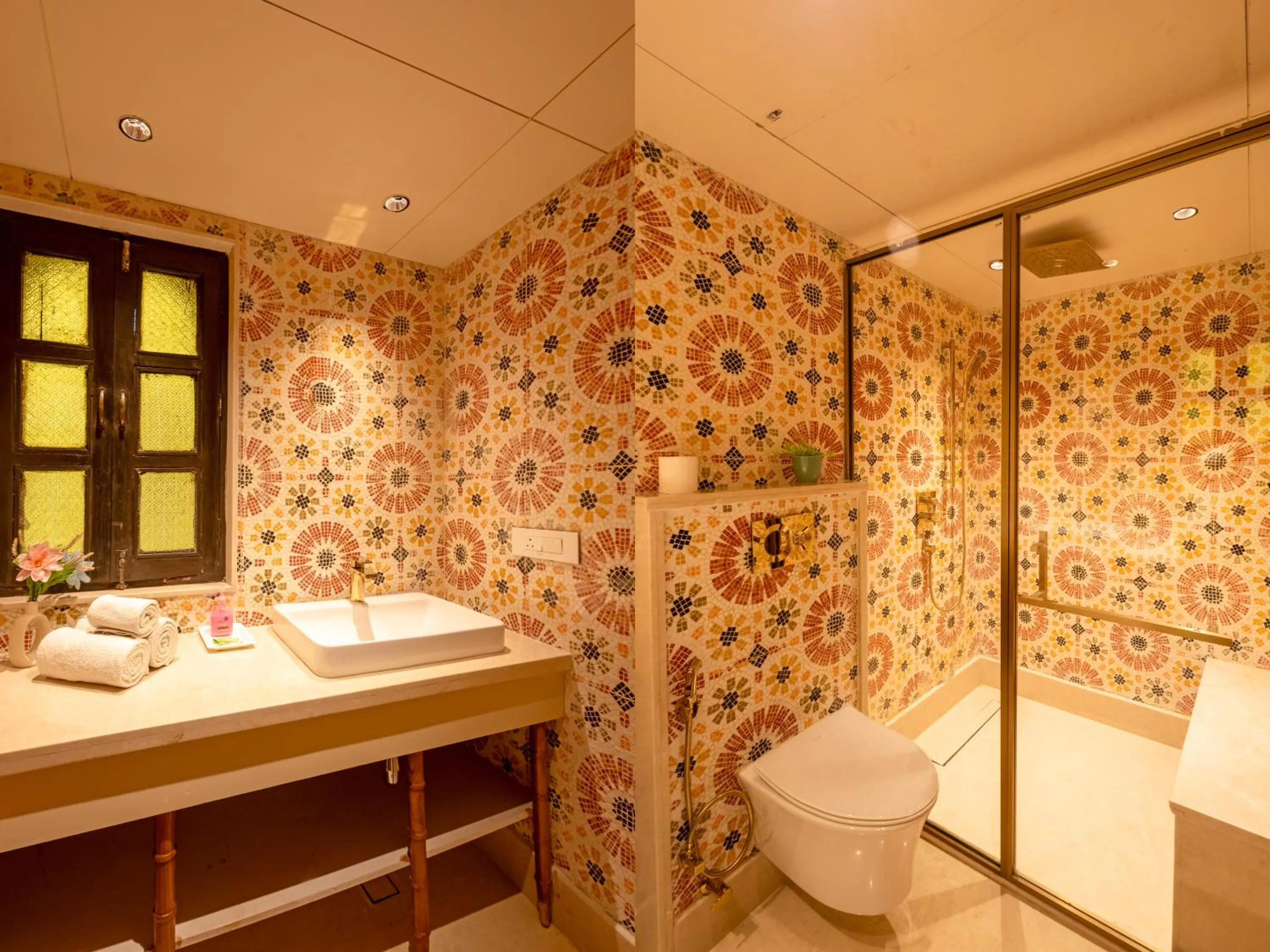 Bathroom, Bed in Jyoti Mahal - A Royal Heritage Hotel - Close to Connaught Place