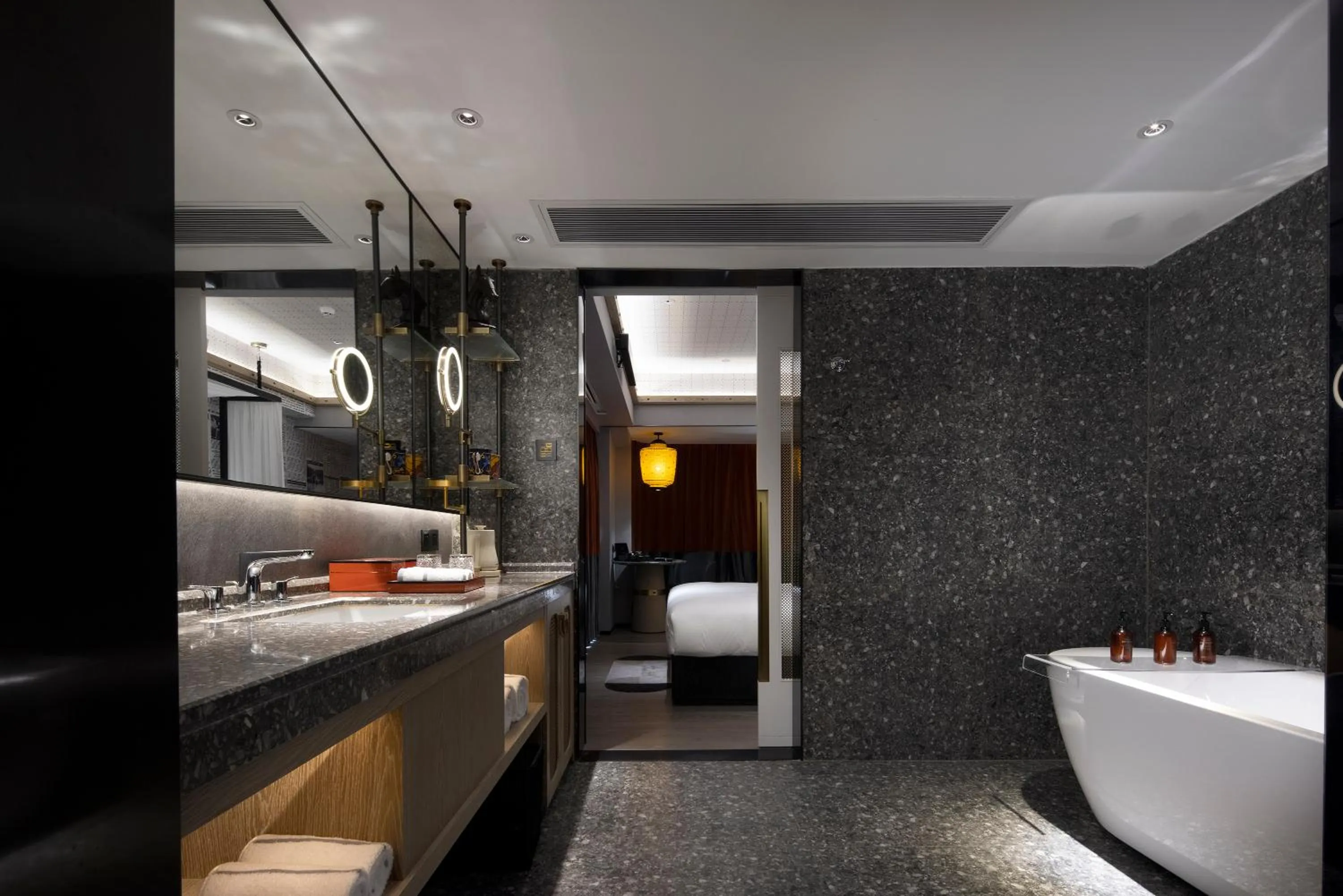 Bathroom, Bed in Arthur Hotel Canton Tower Guangzhou