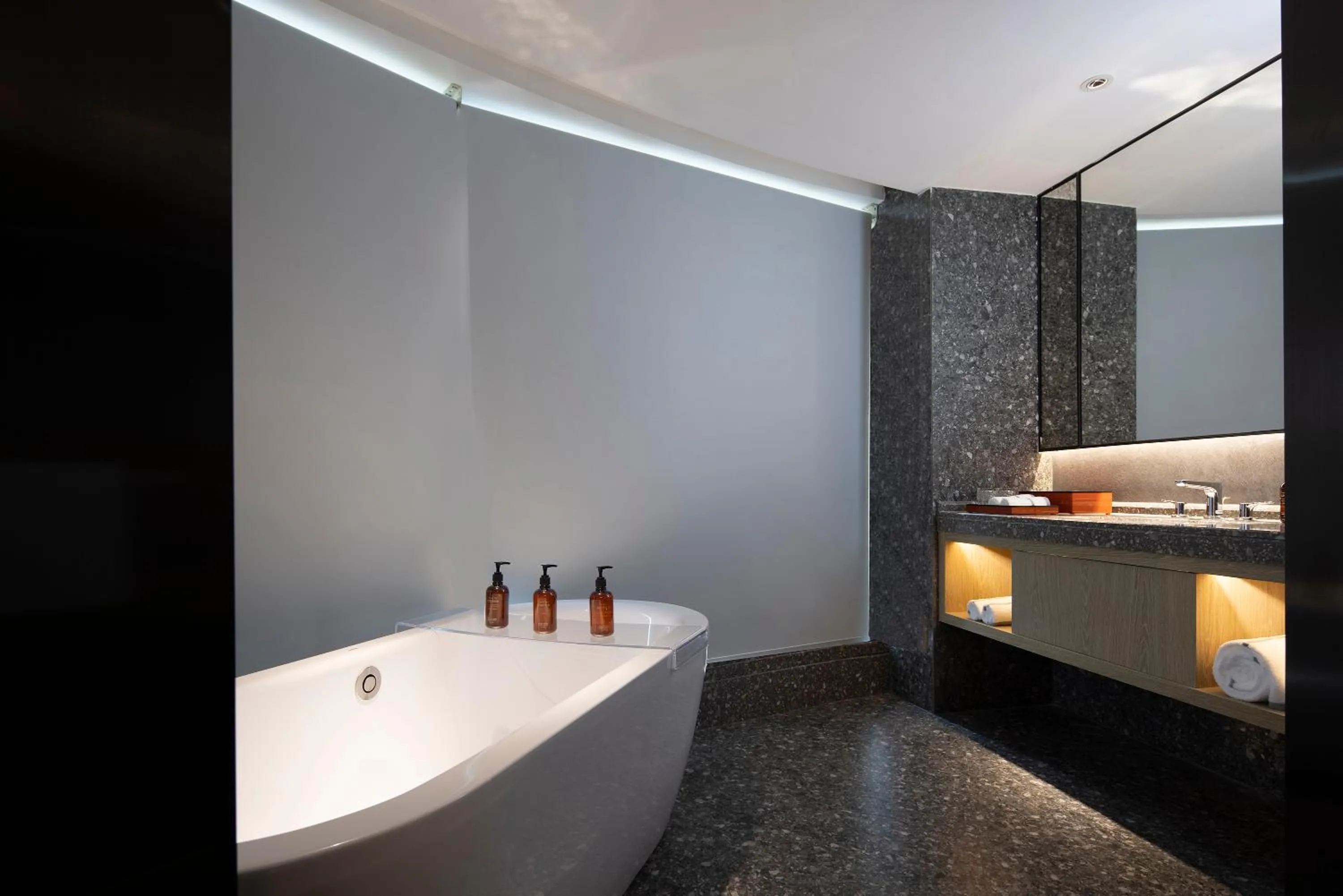 Bathroom, Bed in Arthur Hotel Canton Tower Guangzhou