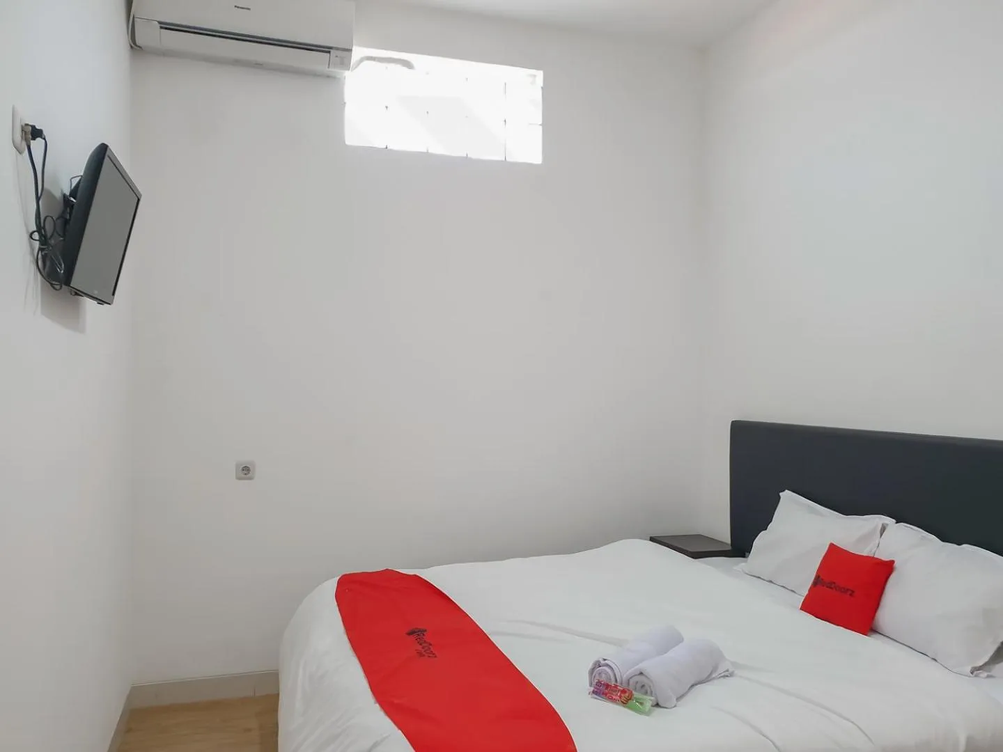 TV and multimedia, Bed in RedDoorz near Istana Plaza 3