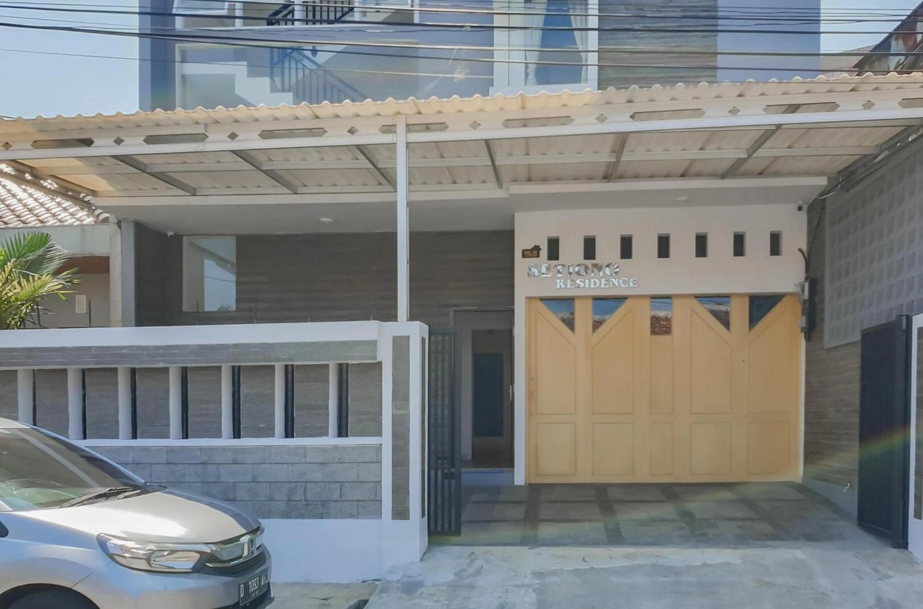 Facade/entrance in RedDoorz near Istana Plaza 3