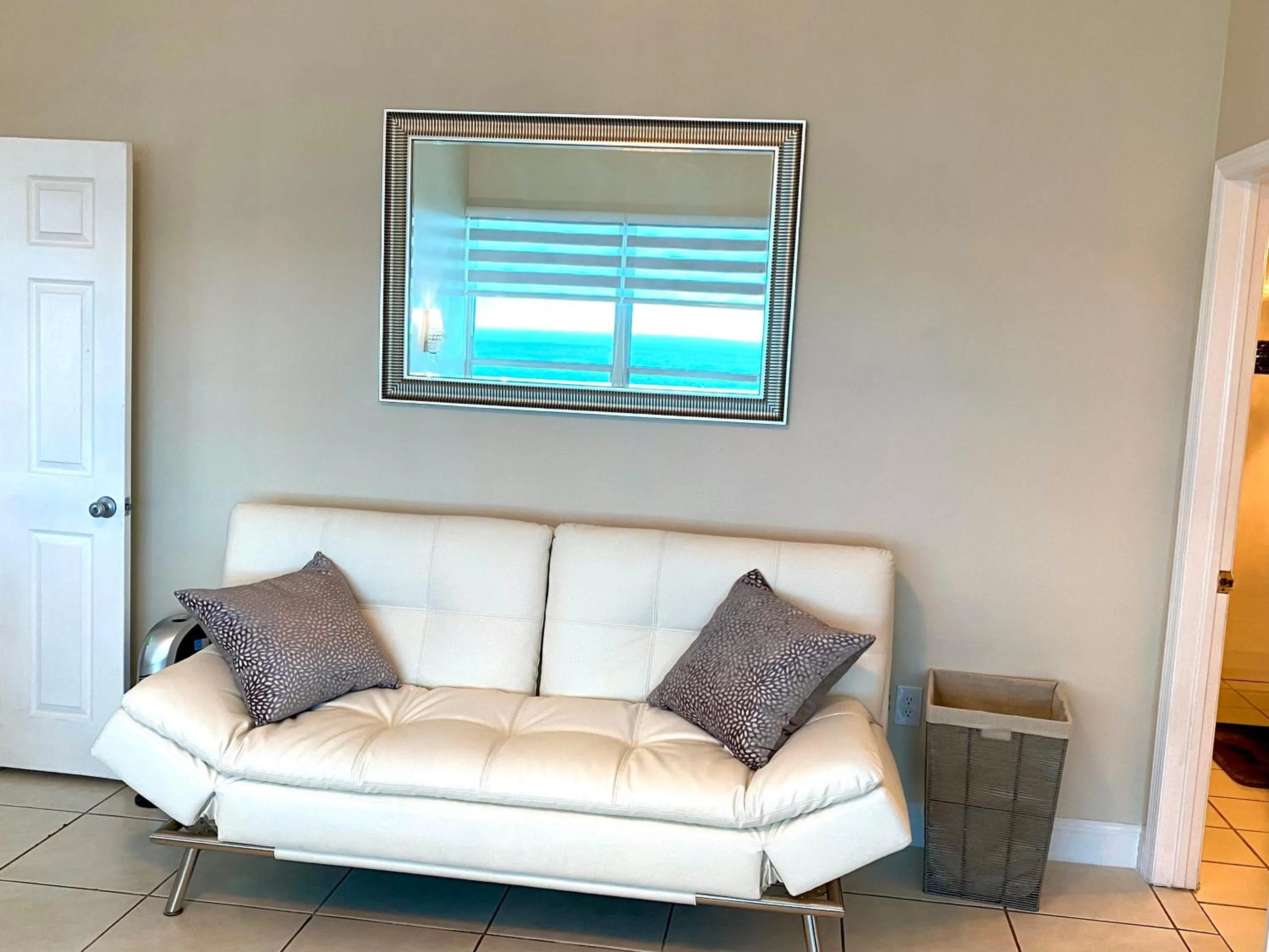 Bed in Castle Beach Resort Condo - Panoramic Large Penthouse or Deluxe 1 BR Direct Ocean View and beach access- Updated-Free parking-