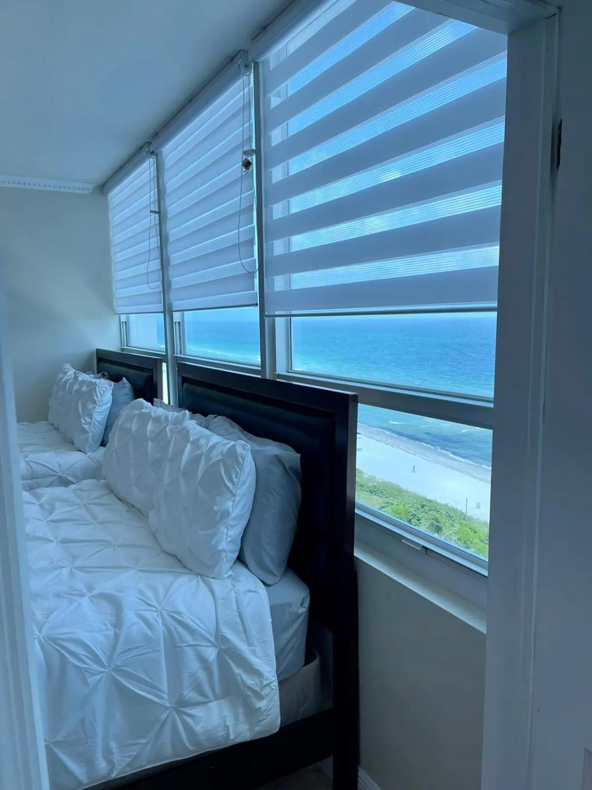 Bed in Castle Beach Resort Condo - Panoramic Large Penthouse or Deluxe 1 BR Direct Ocean View and beach access- Updated-Free parking-