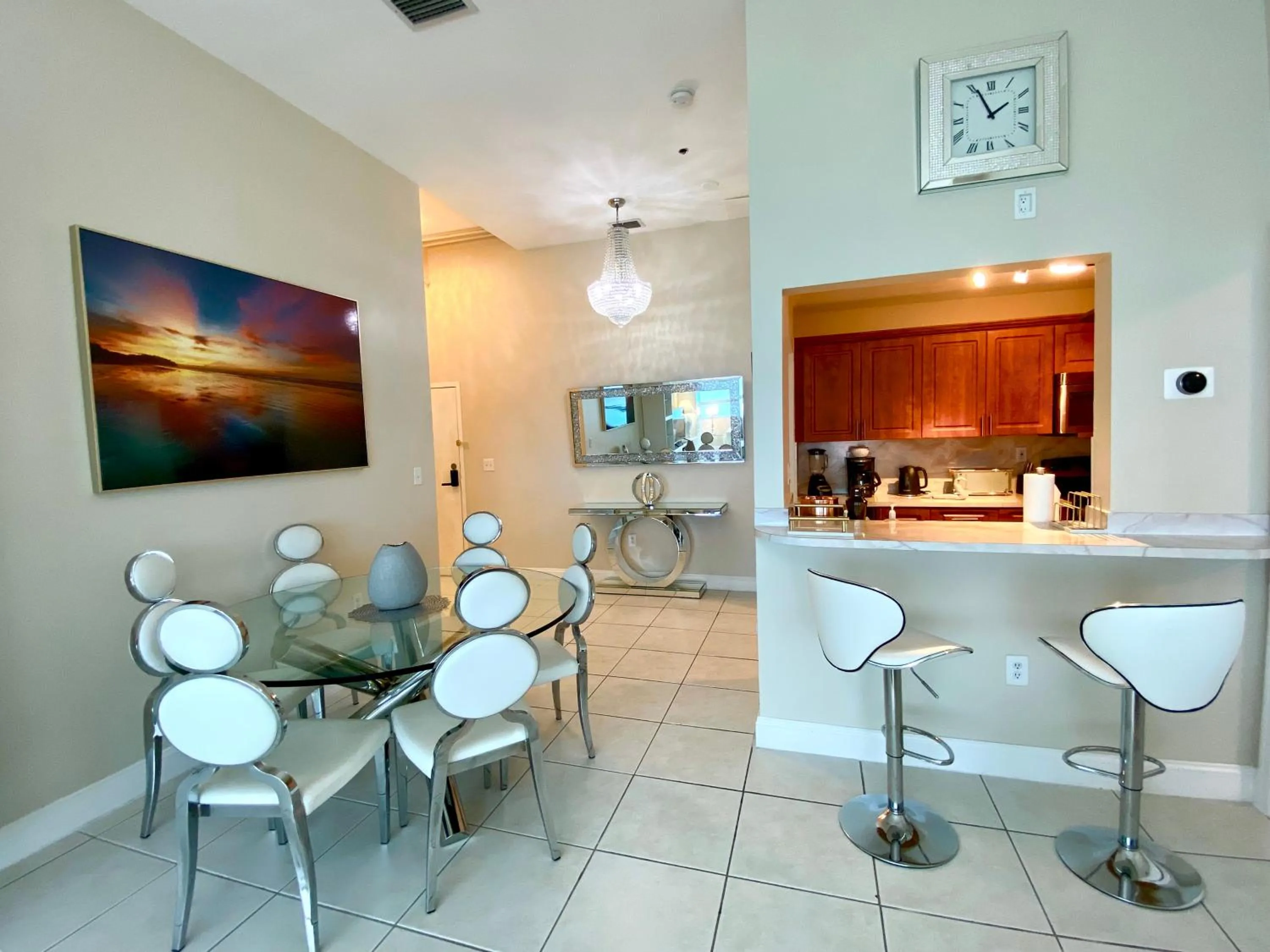 Dining area in Castle Beach Resort Condo - Panoramic Large Penthouse or Deluxe 1 BR Direct Ocean View and beach access- Updated-Free parking-