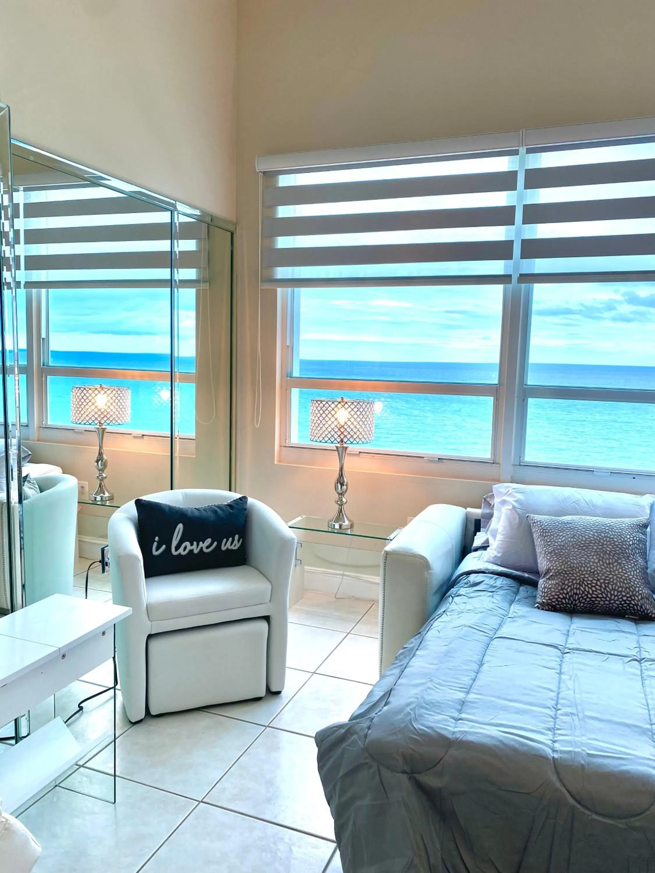 Bed in Castle Beach Resort Condo - Panoramic Large Penthouse or Deluxe 1 BR Direct Ocean View and beach access- Updated-Free parking-