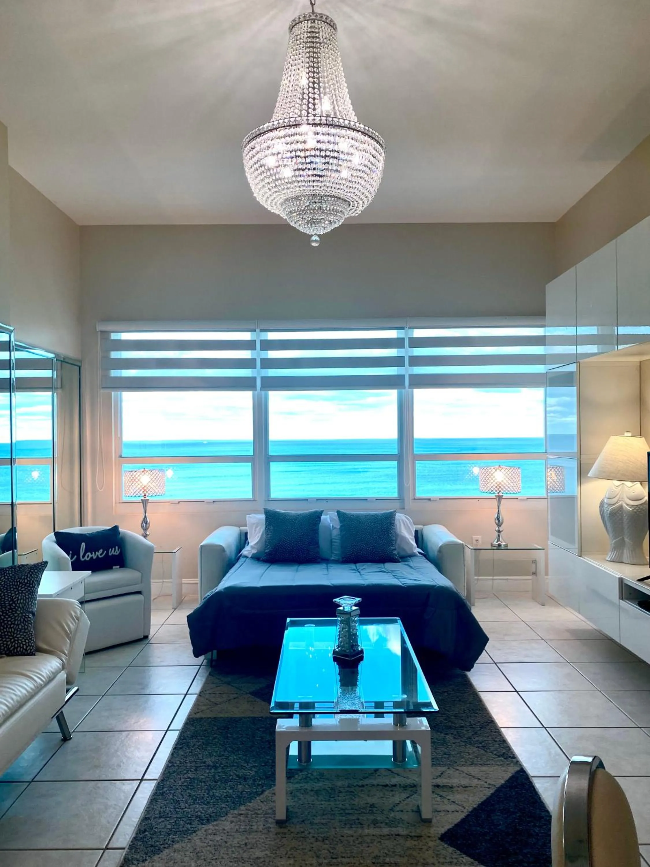 Bed in Castle Beach Resort Condo - Panoramic Large Penthouse or Deluxe 1 BR Direct Ocean View and beach access- Updated-Free parking-