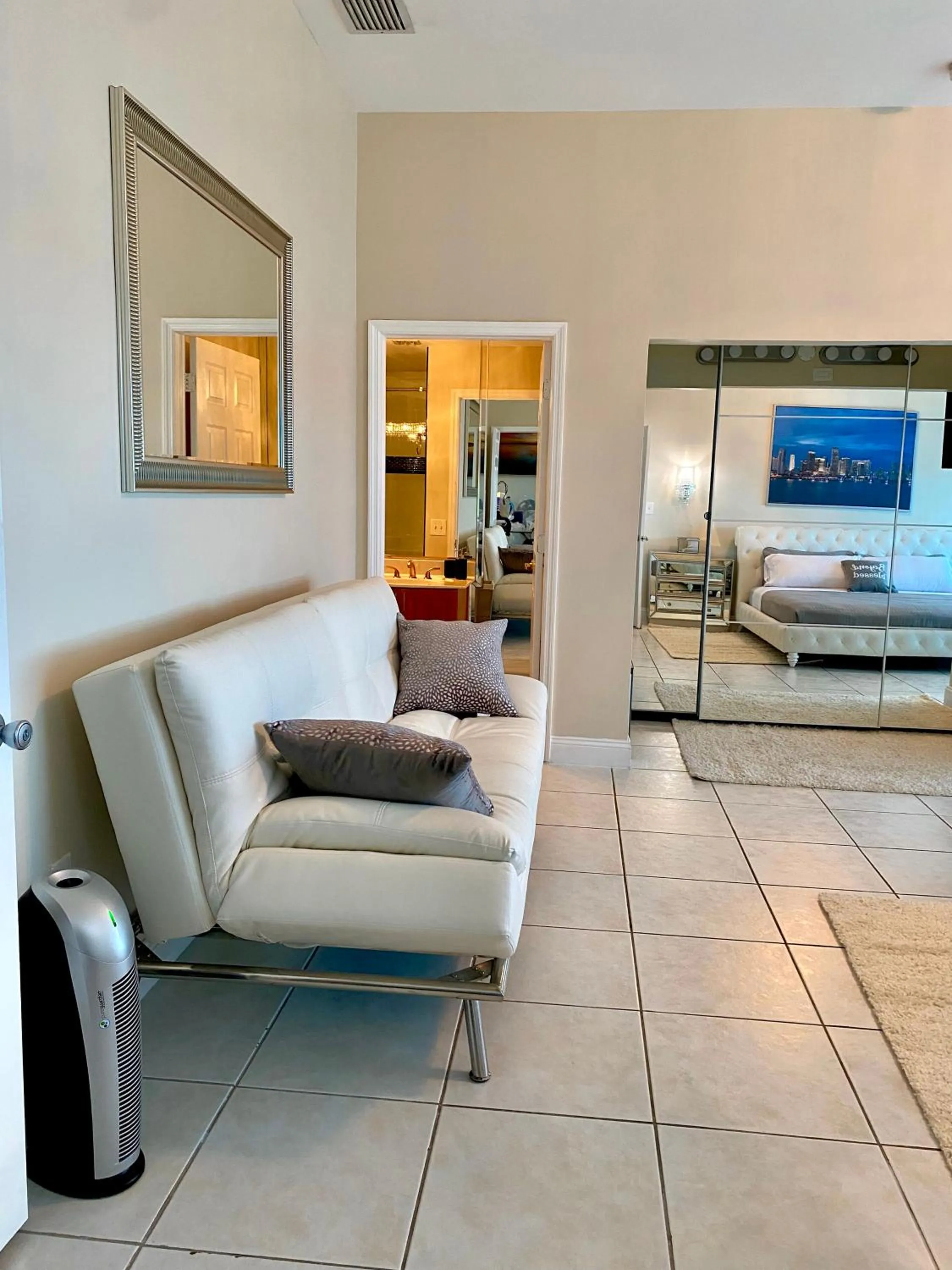 Bed in Castle Beach Resort Condo - Panoramic Large Penthouse or Deluxe 1 BR Direct Ocean View and beach access- Updated-Free parking-