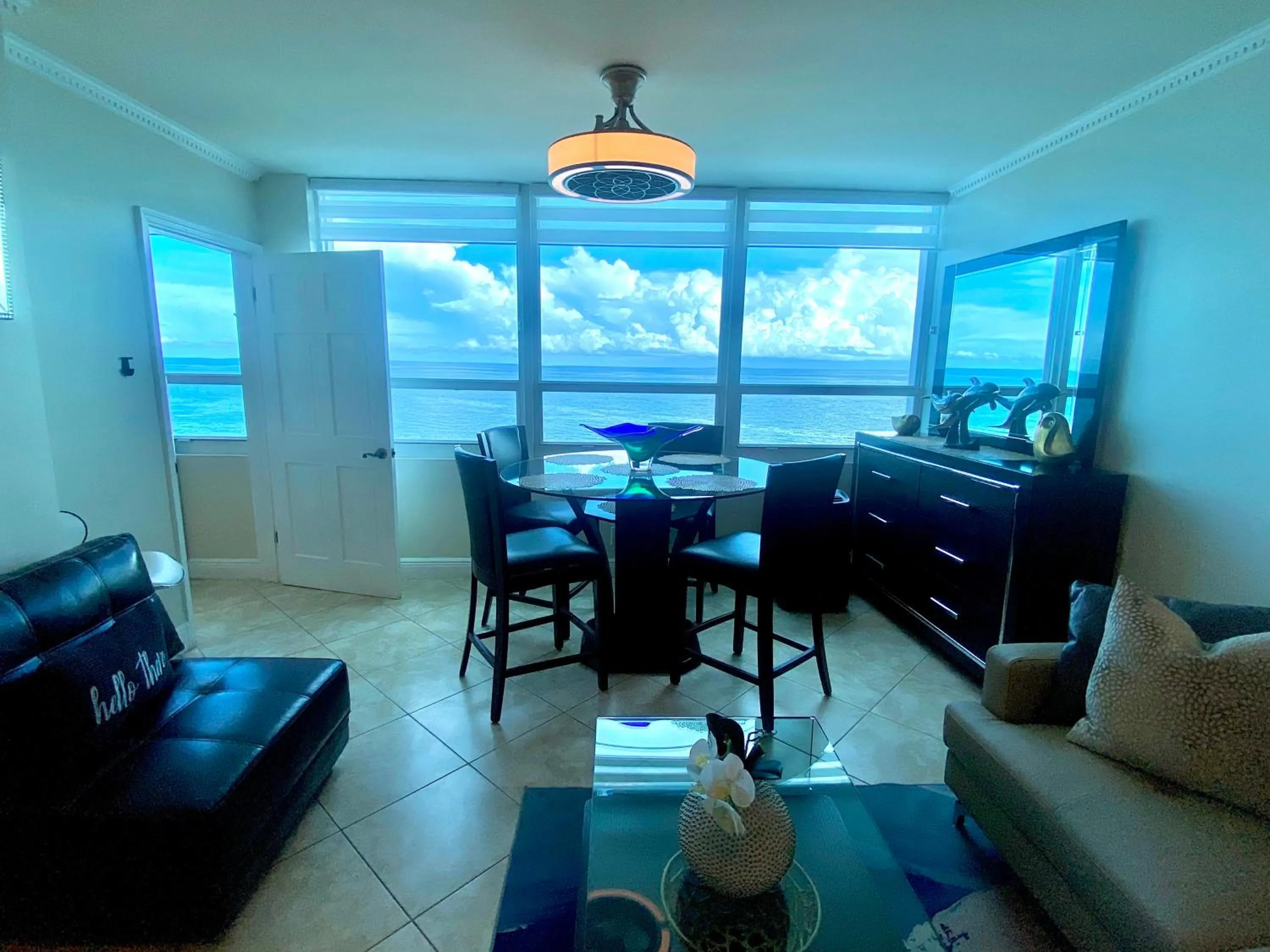 Dining area in Castle Beach Resort Condo - Panoramic Large Penthouse or Deluxe 1 BR Direct Ocean View and beach access- Updated-Free parking-