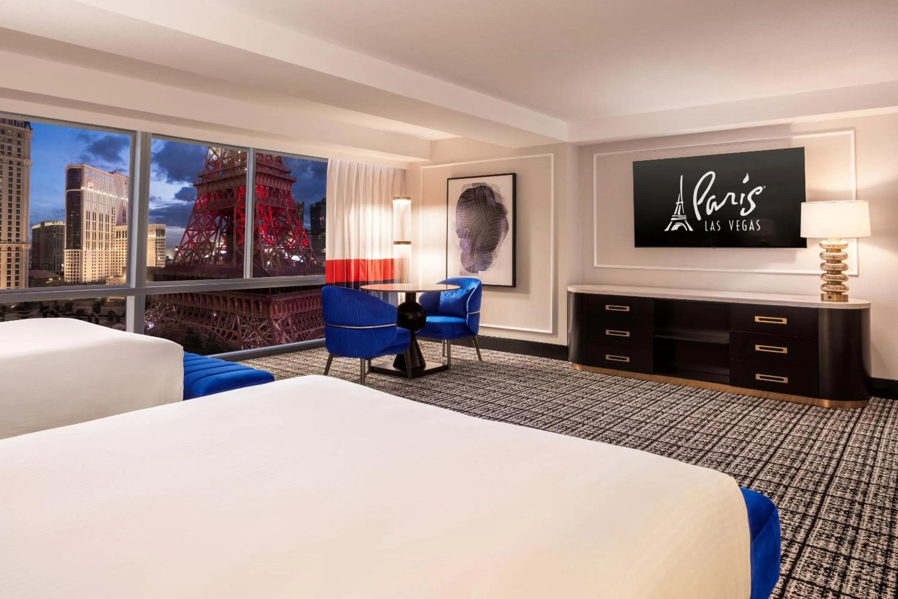 Seating area, Bed in Paris Las Vegas Hotel & Casino