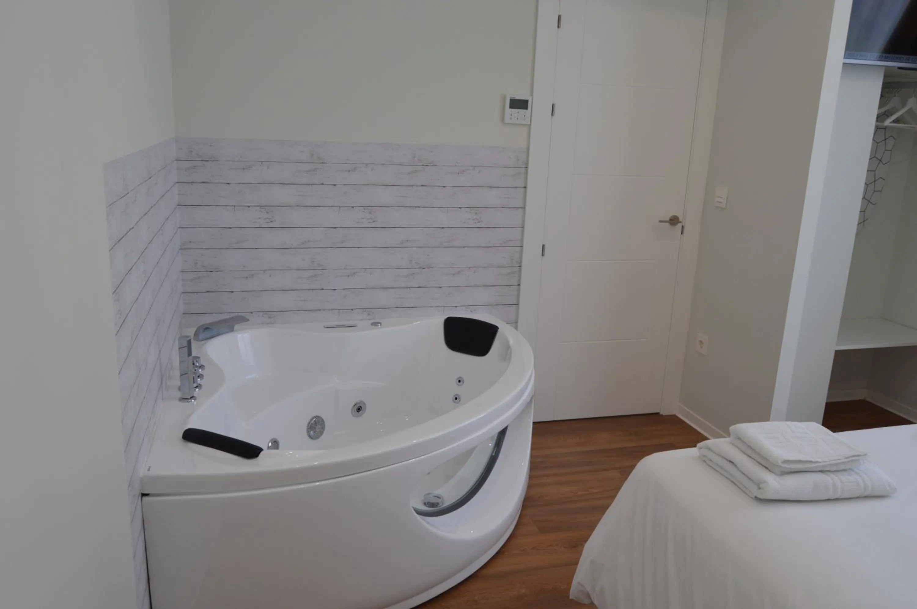 Hot Tub, Bed in Apartamentos el Beyu