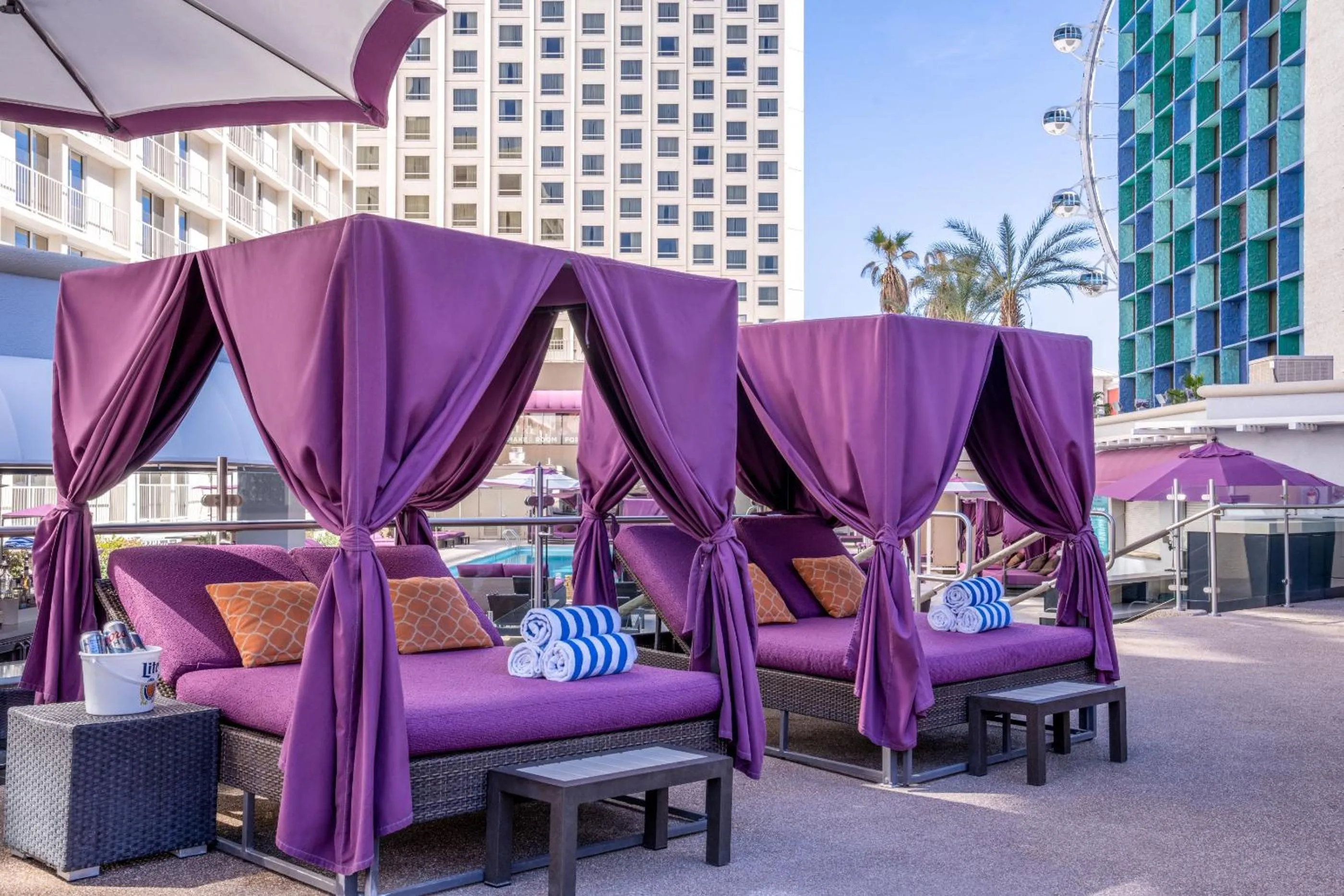 Swimming pool in Harrah's Las Vegas, A Caesars Destination