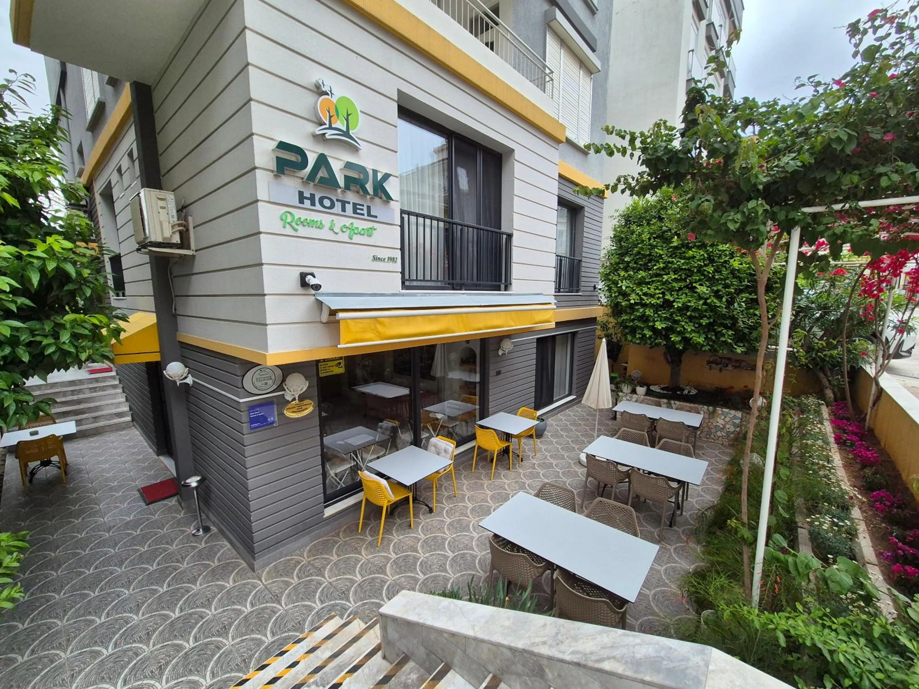 Property building in Park Hotel Rooms & Apart