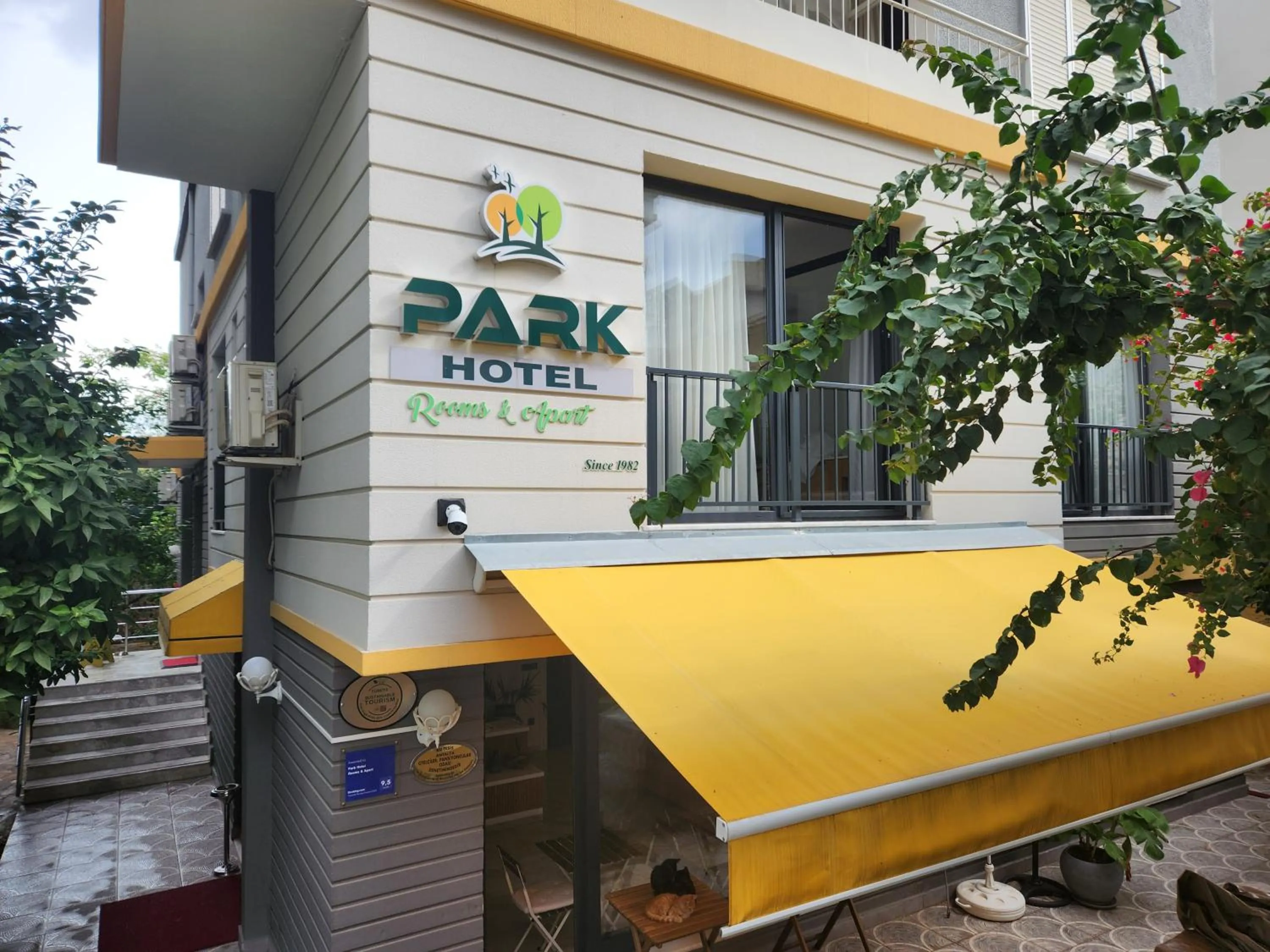 Property building in Park Hotel Rooms & Apart