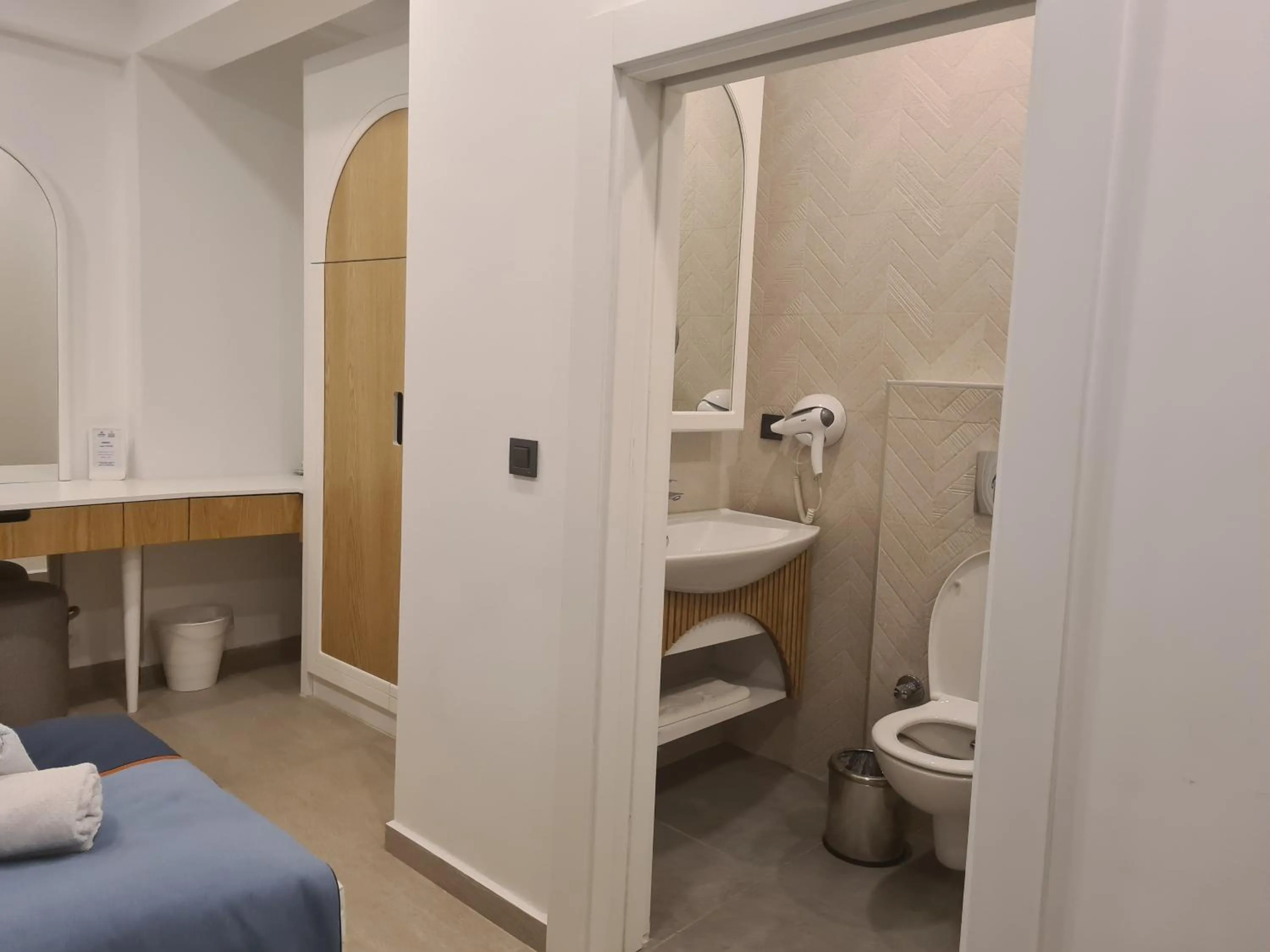 Shower, Bed in Park Hotel Rooms & Apart